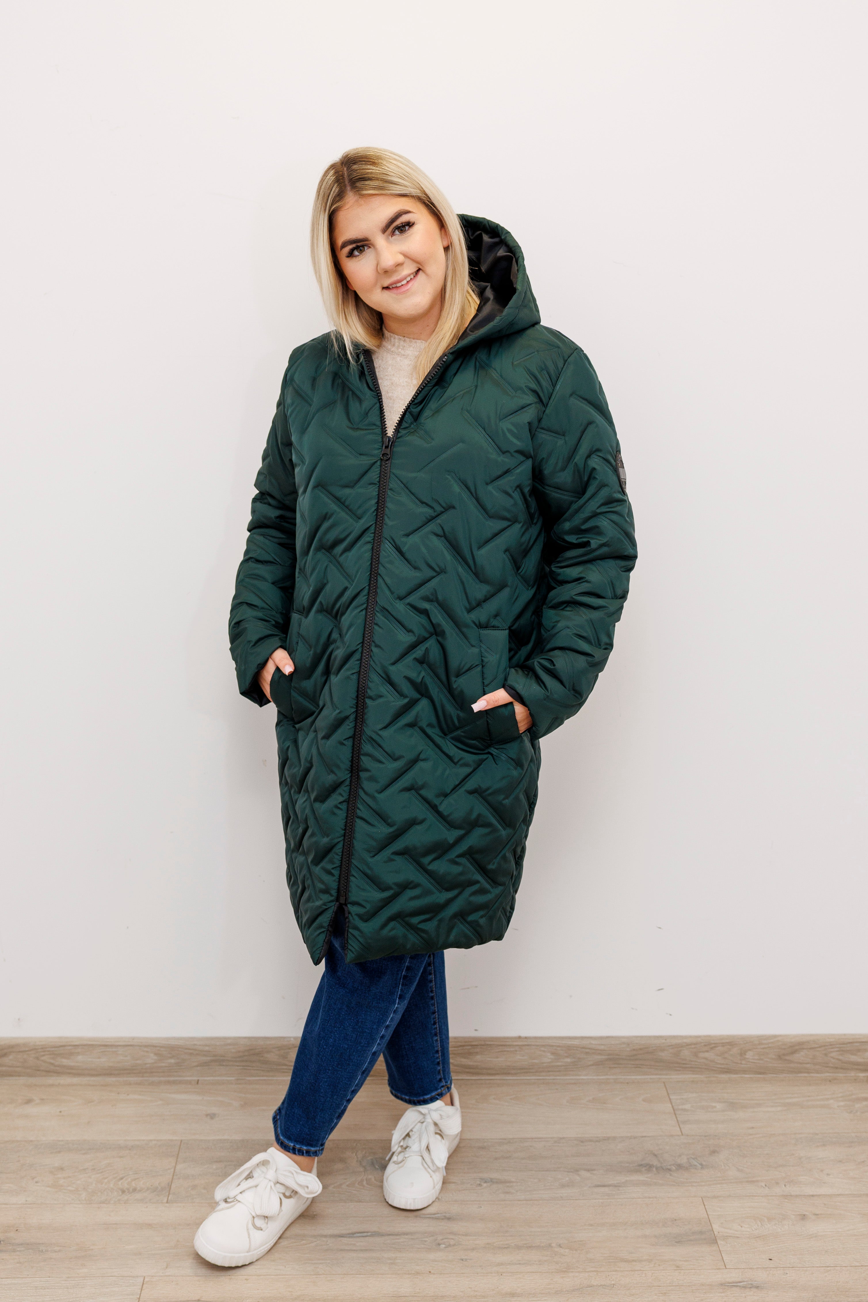 Długa zimowa kurtka z kapturem – polska produkcja Butelka