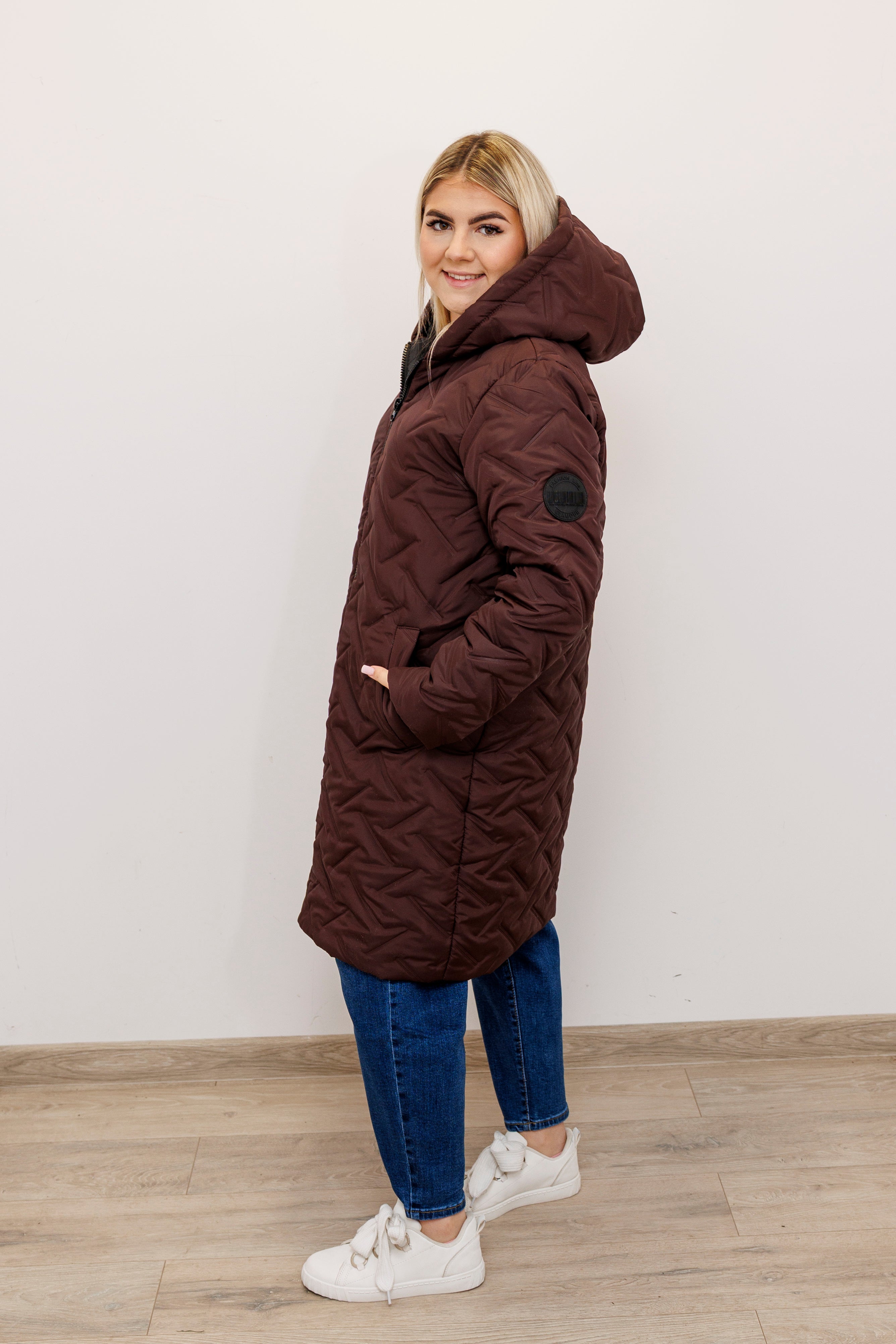 Długa zimowa kurtka z kapturem – polska produkcja Brąz