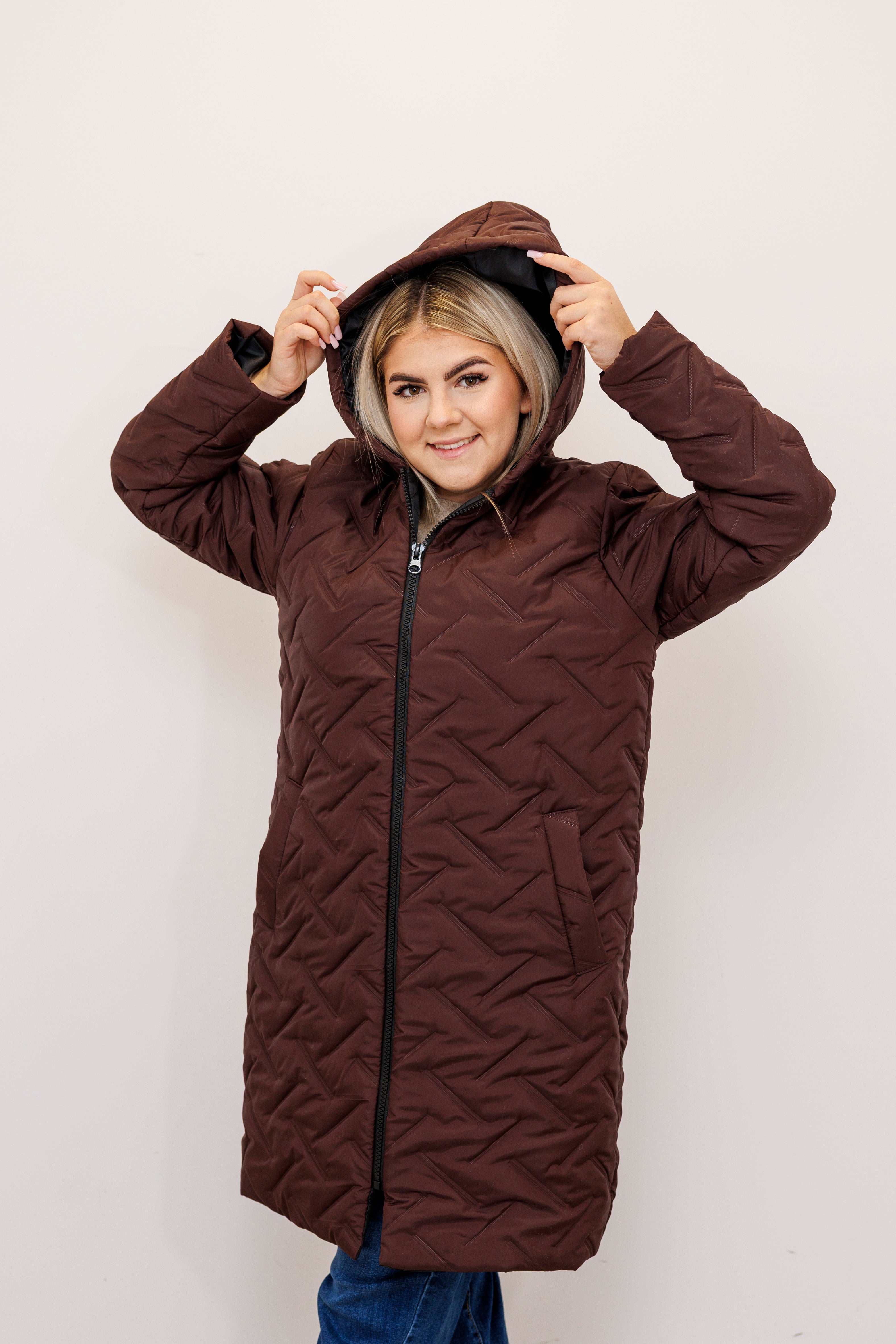 Długa zimowa kurtka z kapturem – polska produkcja Brąz