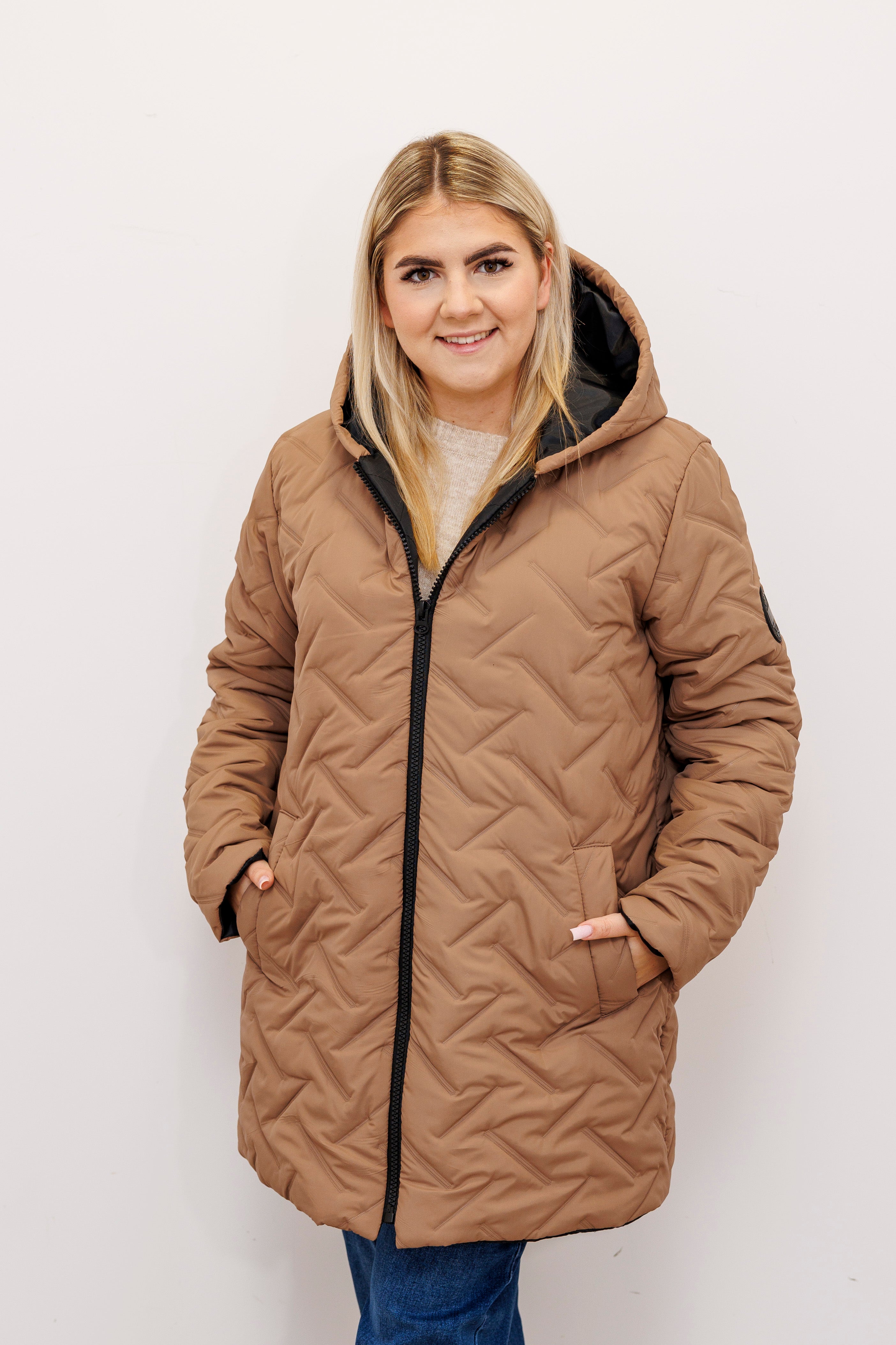 Długa zimowa kurtka z kapturem – polska produkcja Beż