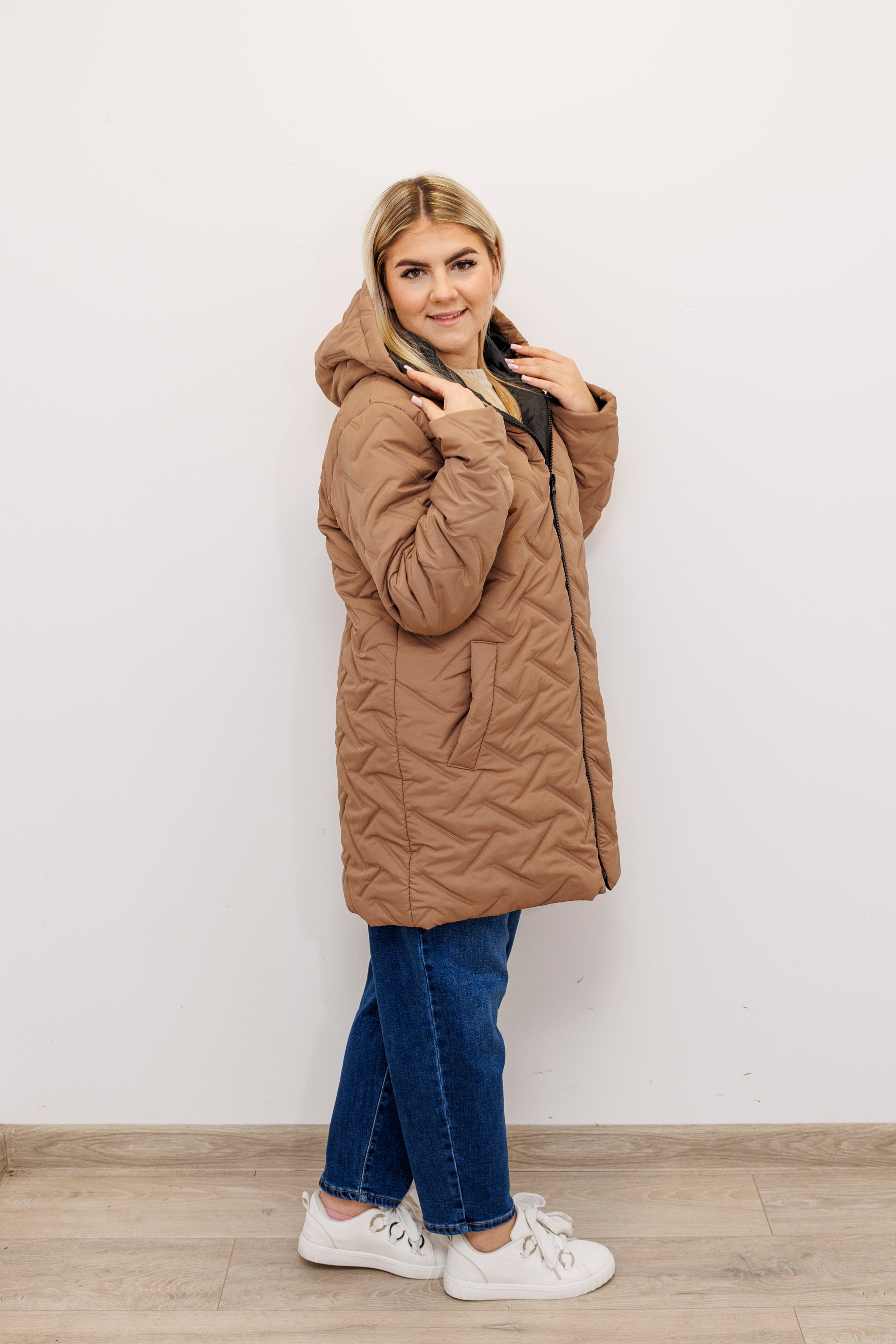 Długa zimowa kurtka z kapturem – polska produkcja Beż