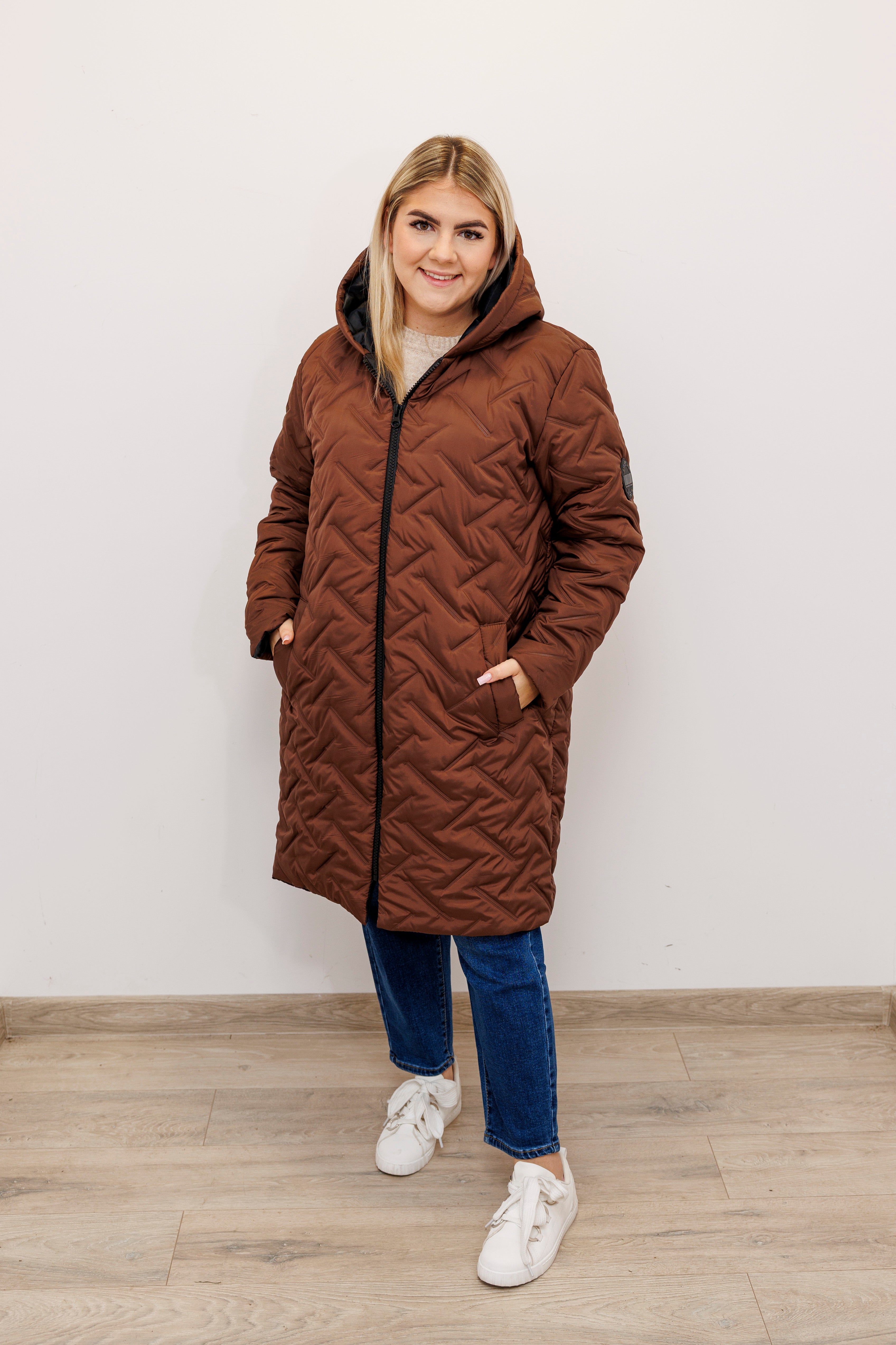 Długa zimowa kurtka z kapturem – polska produkcja Jasny Brąz