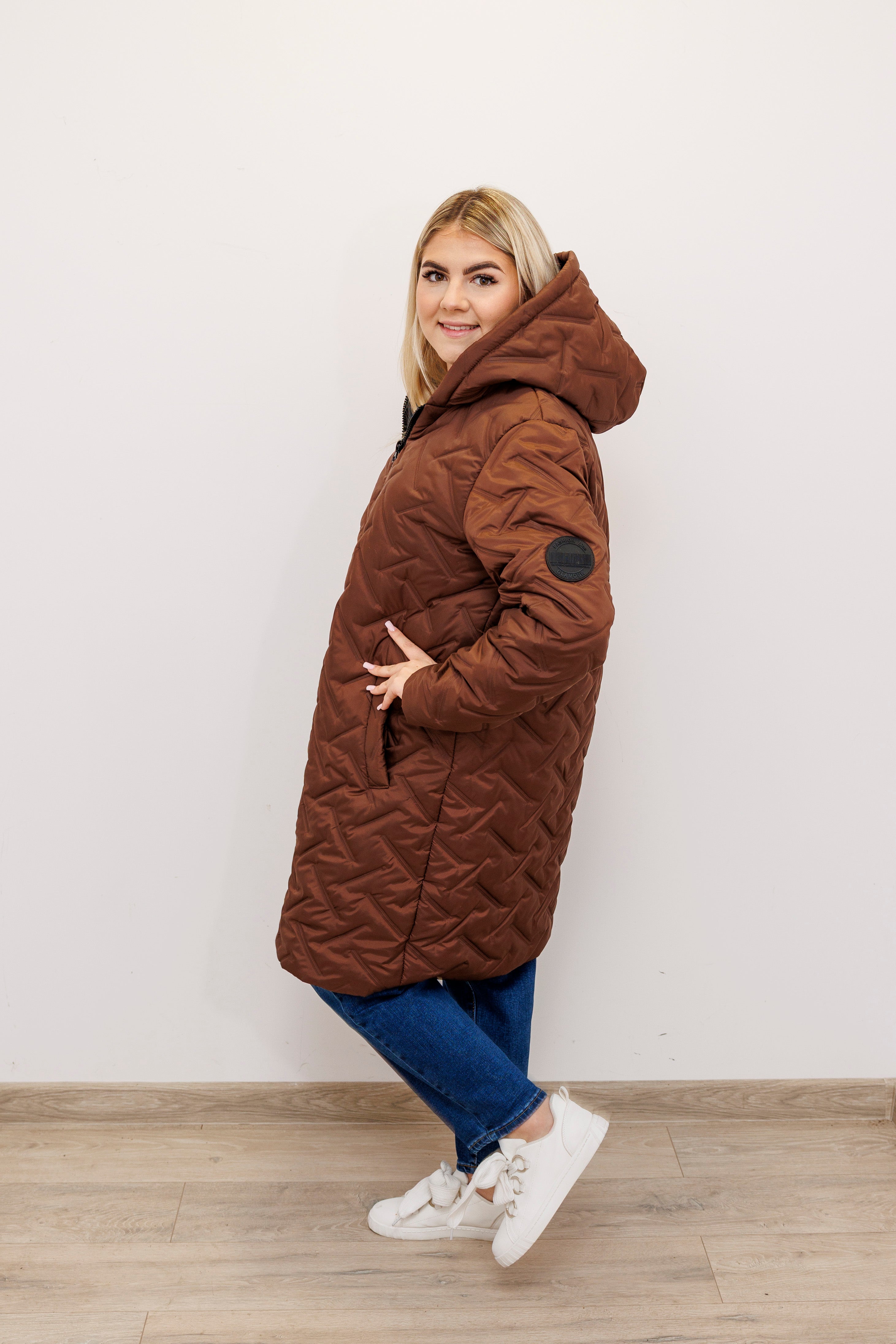 Długa zimowa kurtka z kapturem – polska produkcja Jasny Brąz
