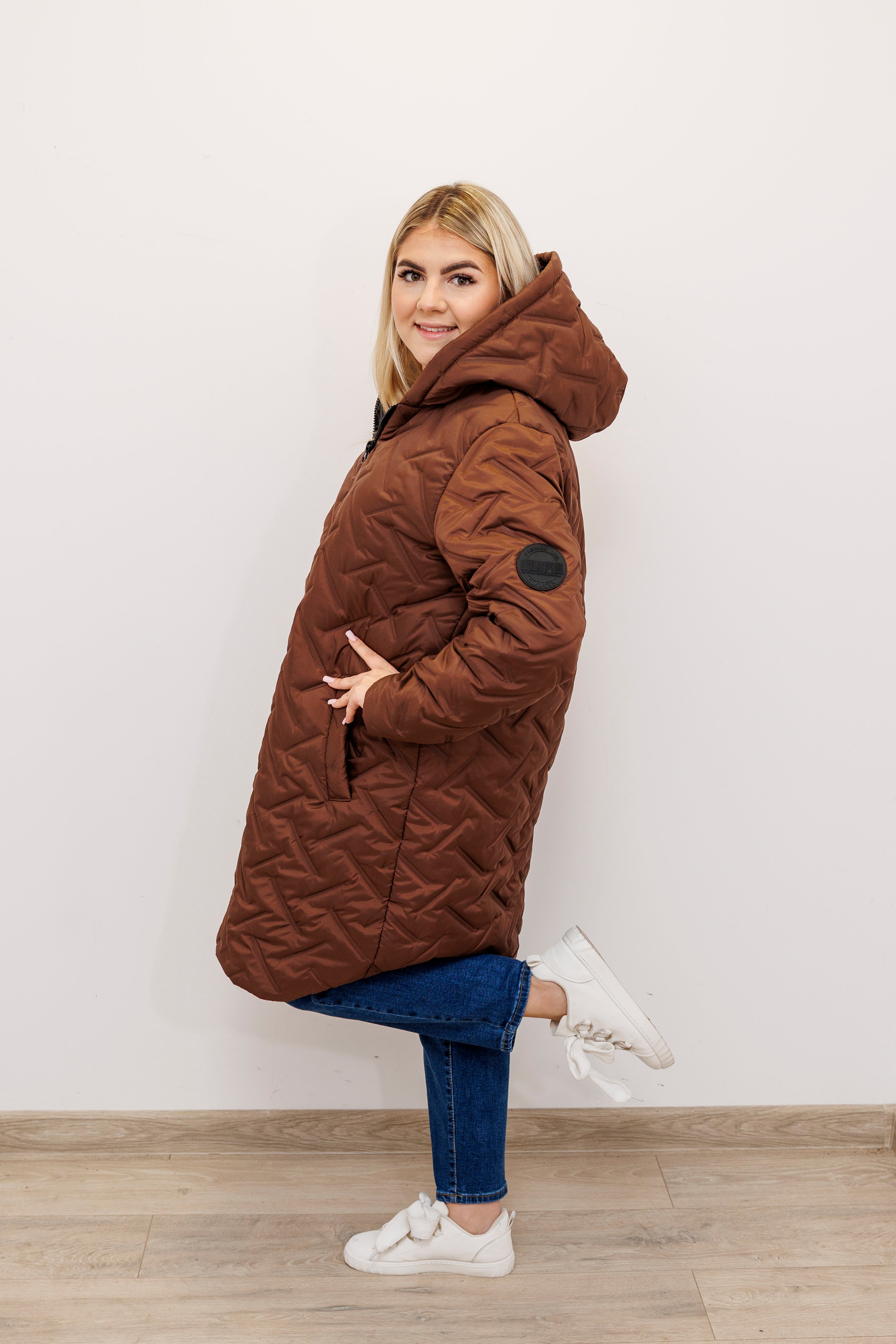 Długa zimowa kurtka z kapturem – polska produkcja Jasny Brąz