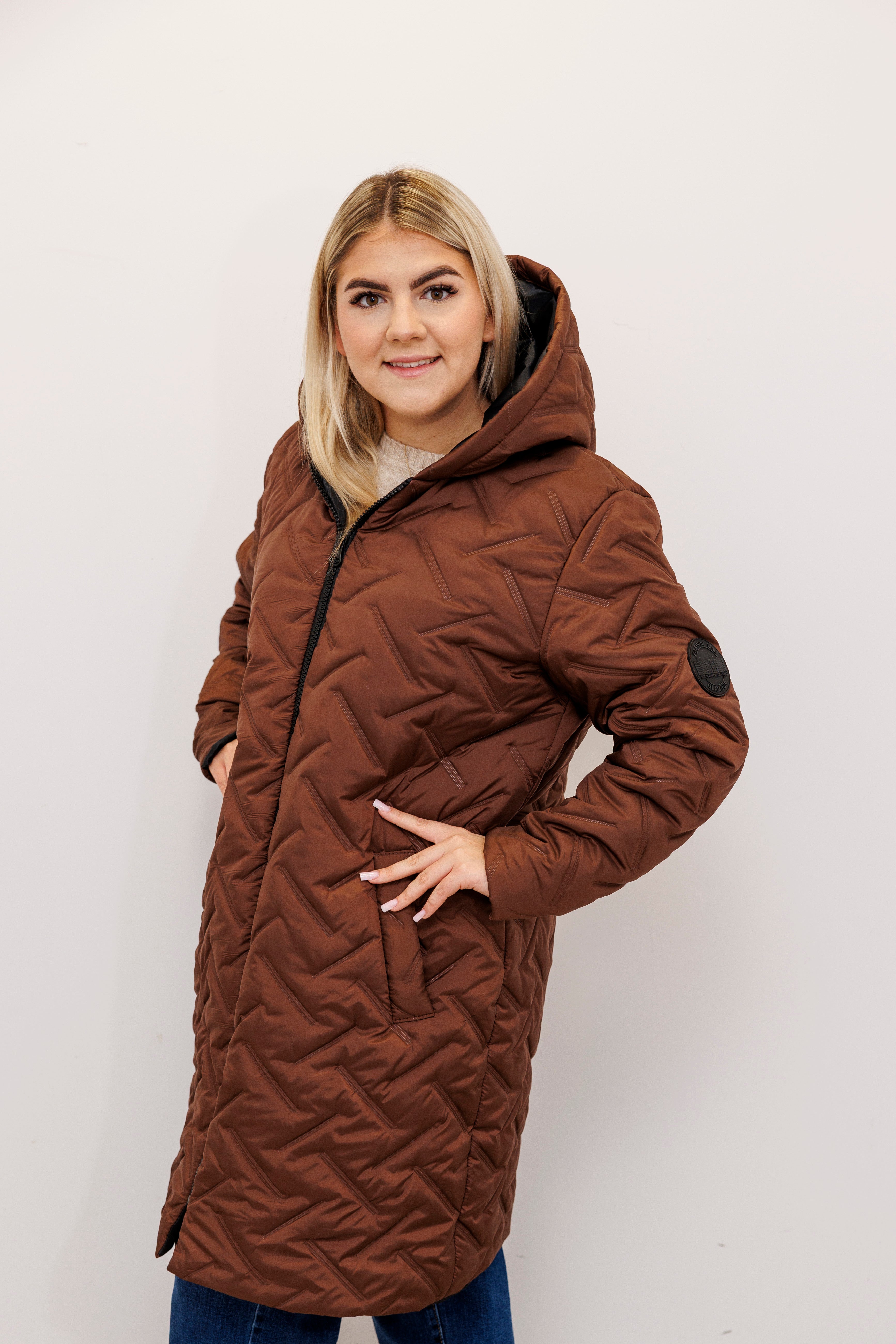 Długa zimowa kurtka z kapturem – polska produkcja Jasny Brąz