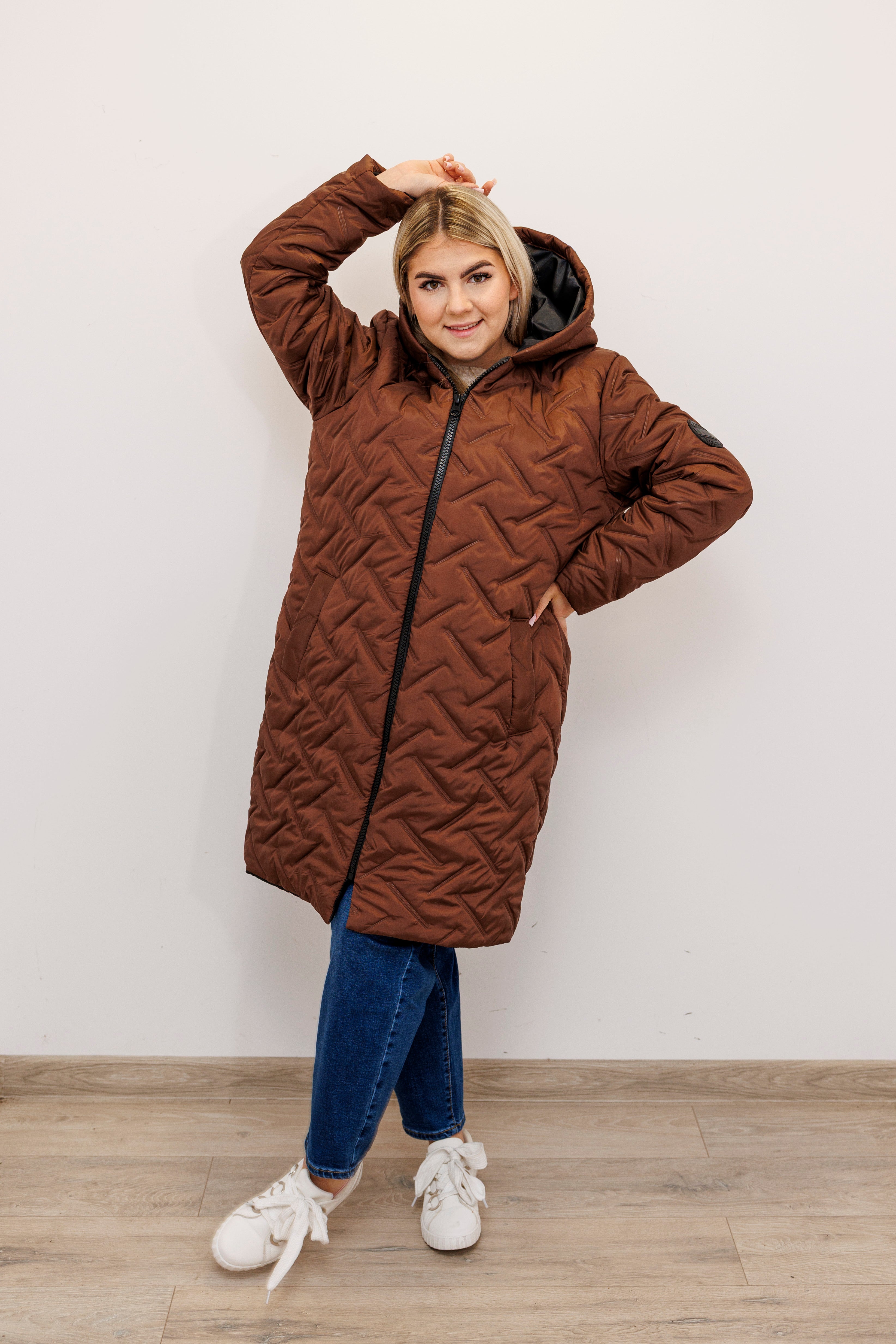 Długa zimowa kurtka z kapturem – polska produkcja Jasny Brąz