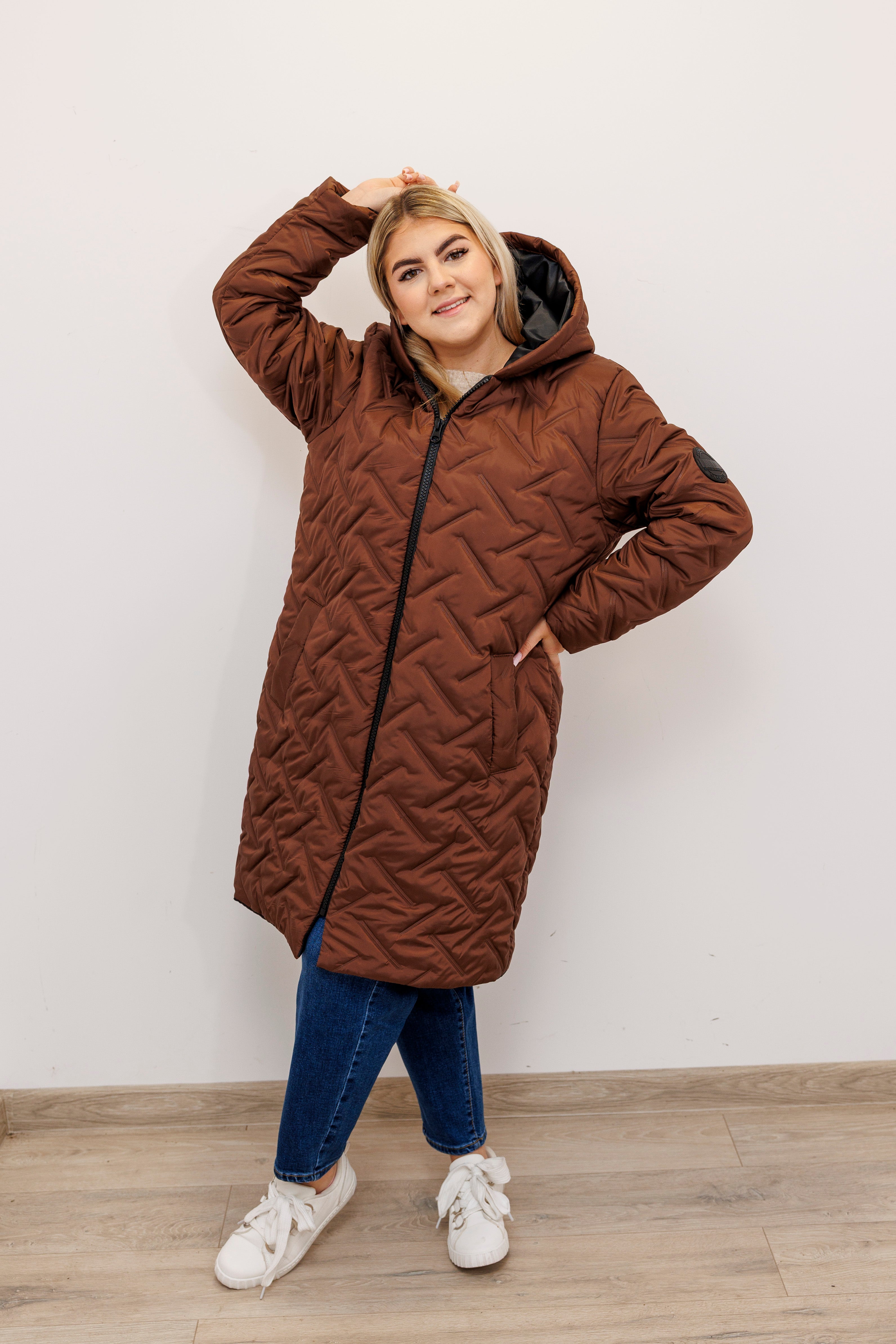 Długa zimowa kurtka z kapturem – polska produkcja Jasny Brąz