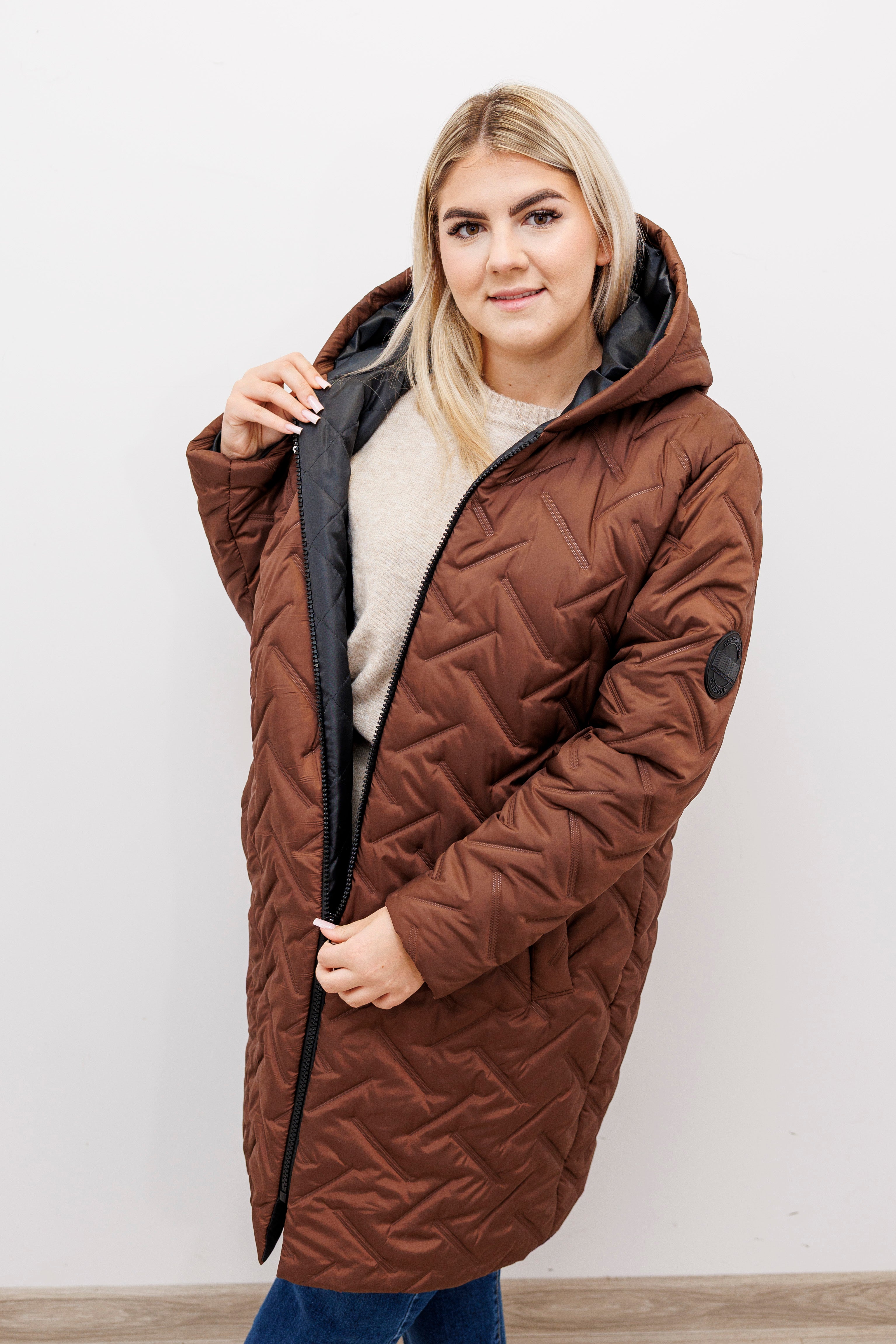 Długa zimowa kurtka z kapturem – polska produkcja Jasny Brąz