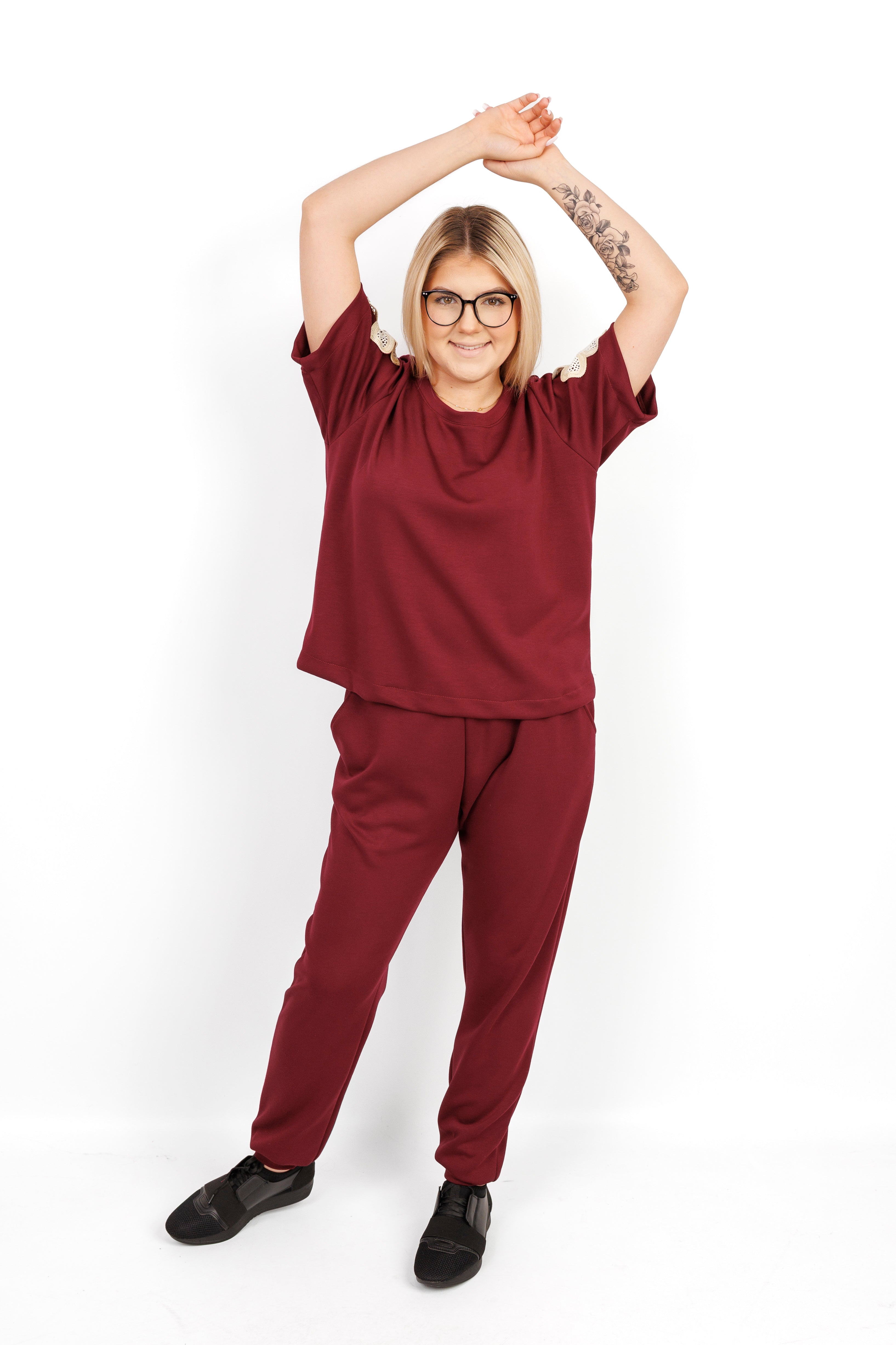 Damski dres z aplikacją kwiatową – 100% Masełko Bordo
