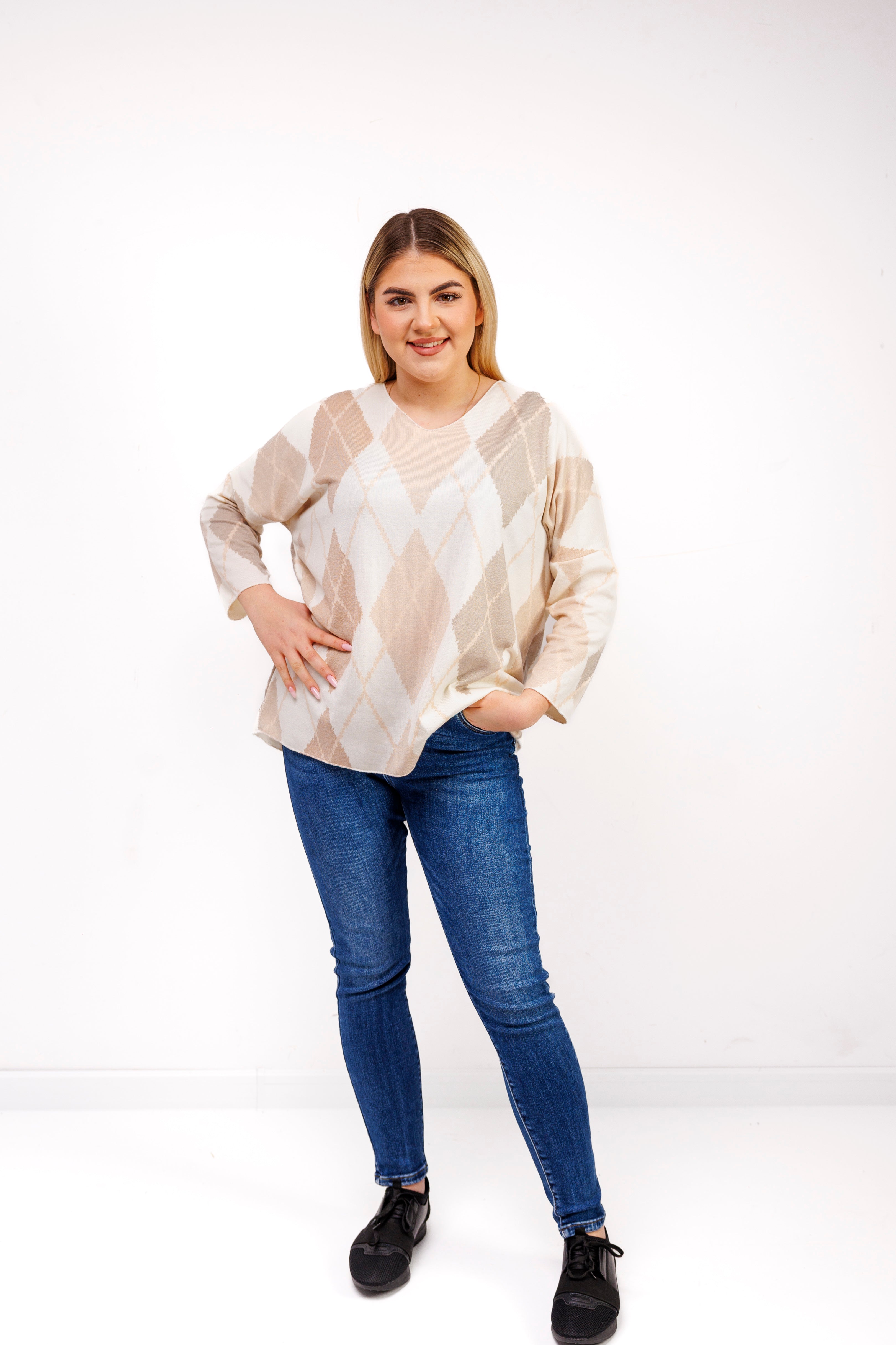 Dzianinowy sweter damski w romby Jasny Beż