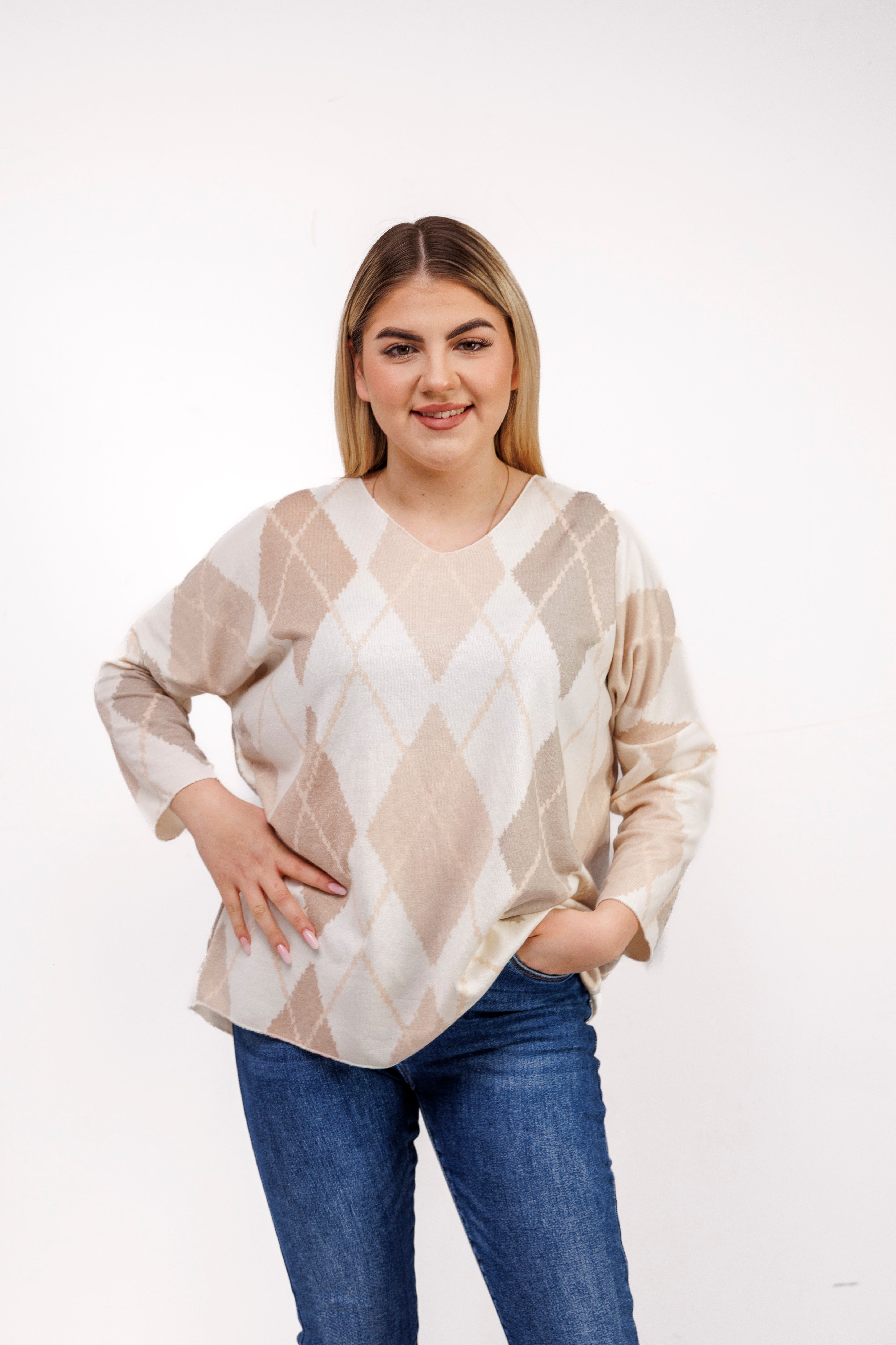 Dzianinowy sweter damski w romby Jasny Beż