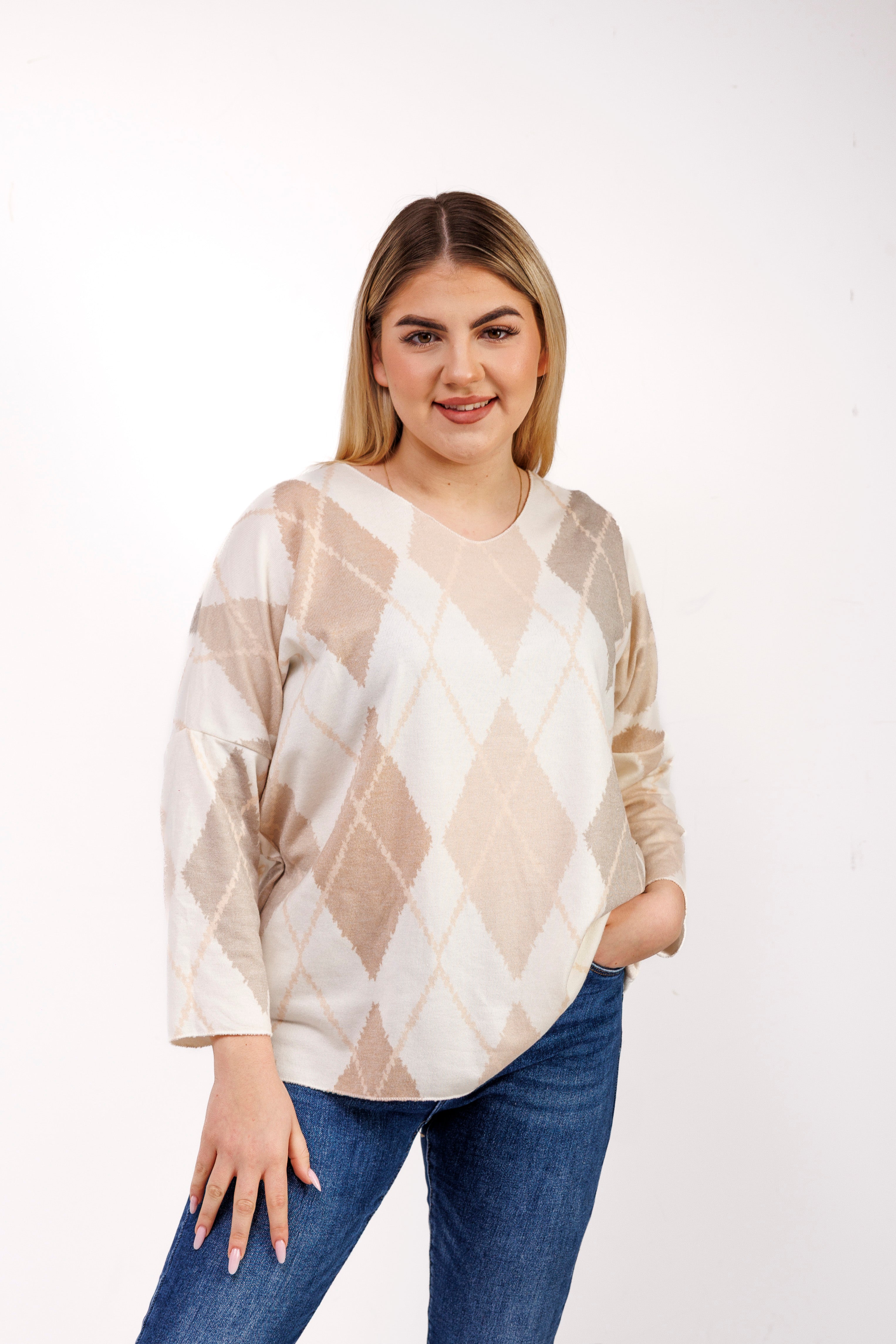 Dzianinowy sweter damski w romby Jasny Beż