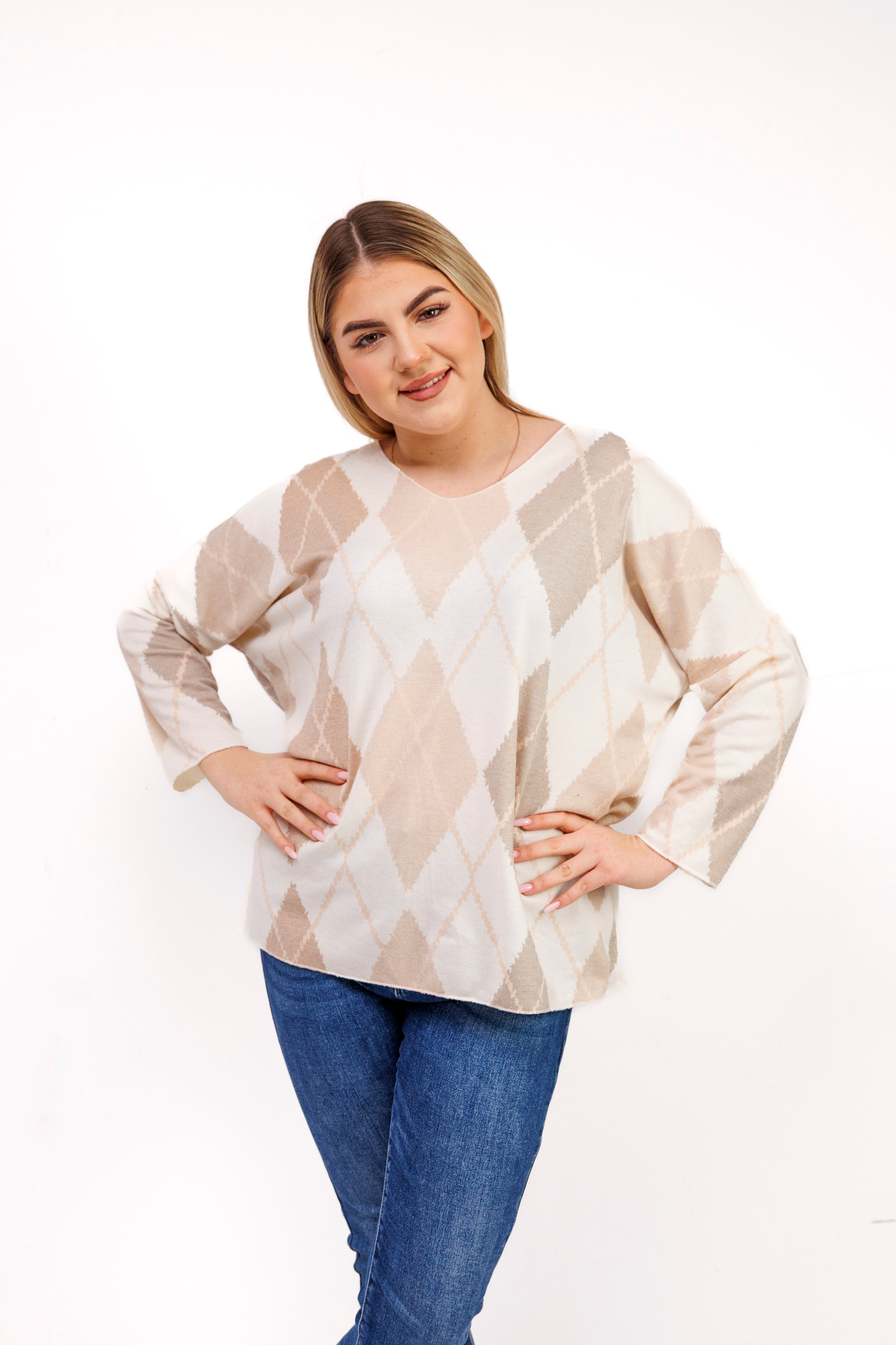 Dzianinowy sweter damski w romby Jasny Beż