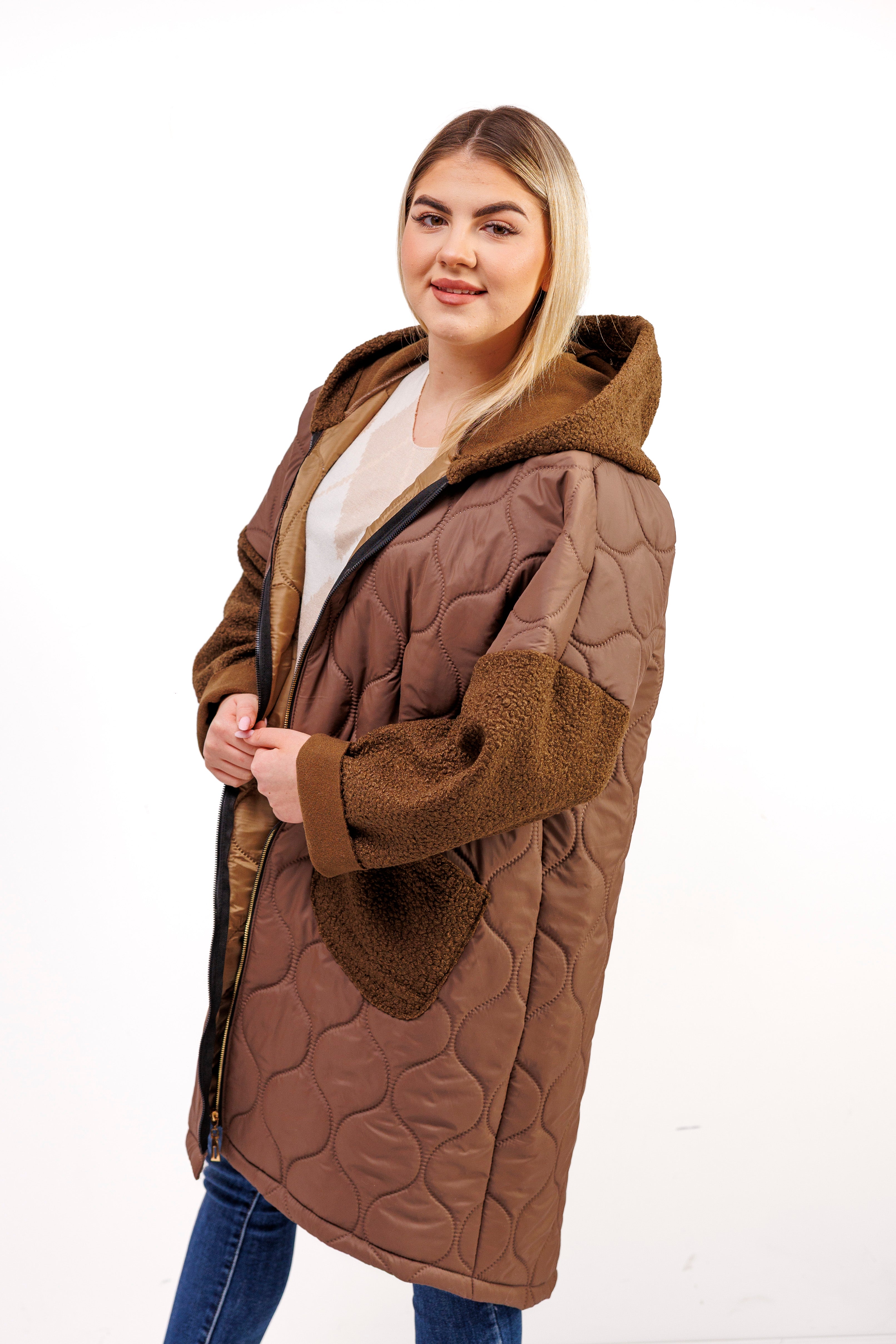 Przejściowy płaszcz damski pikówka oversize z buklą Czekolada