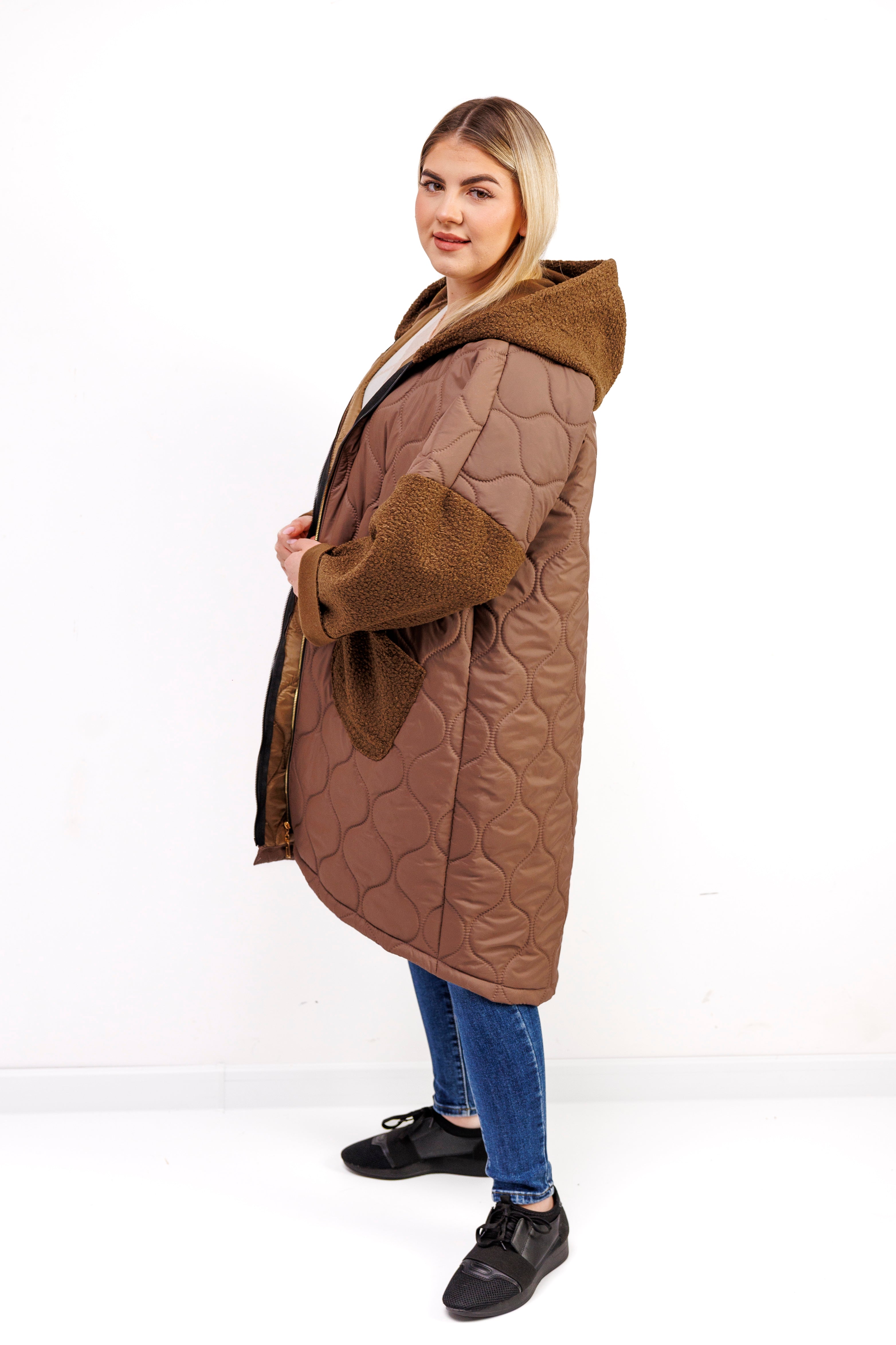 Przejściowy płaszcz damski pikówka oversize z buklą Czekolada