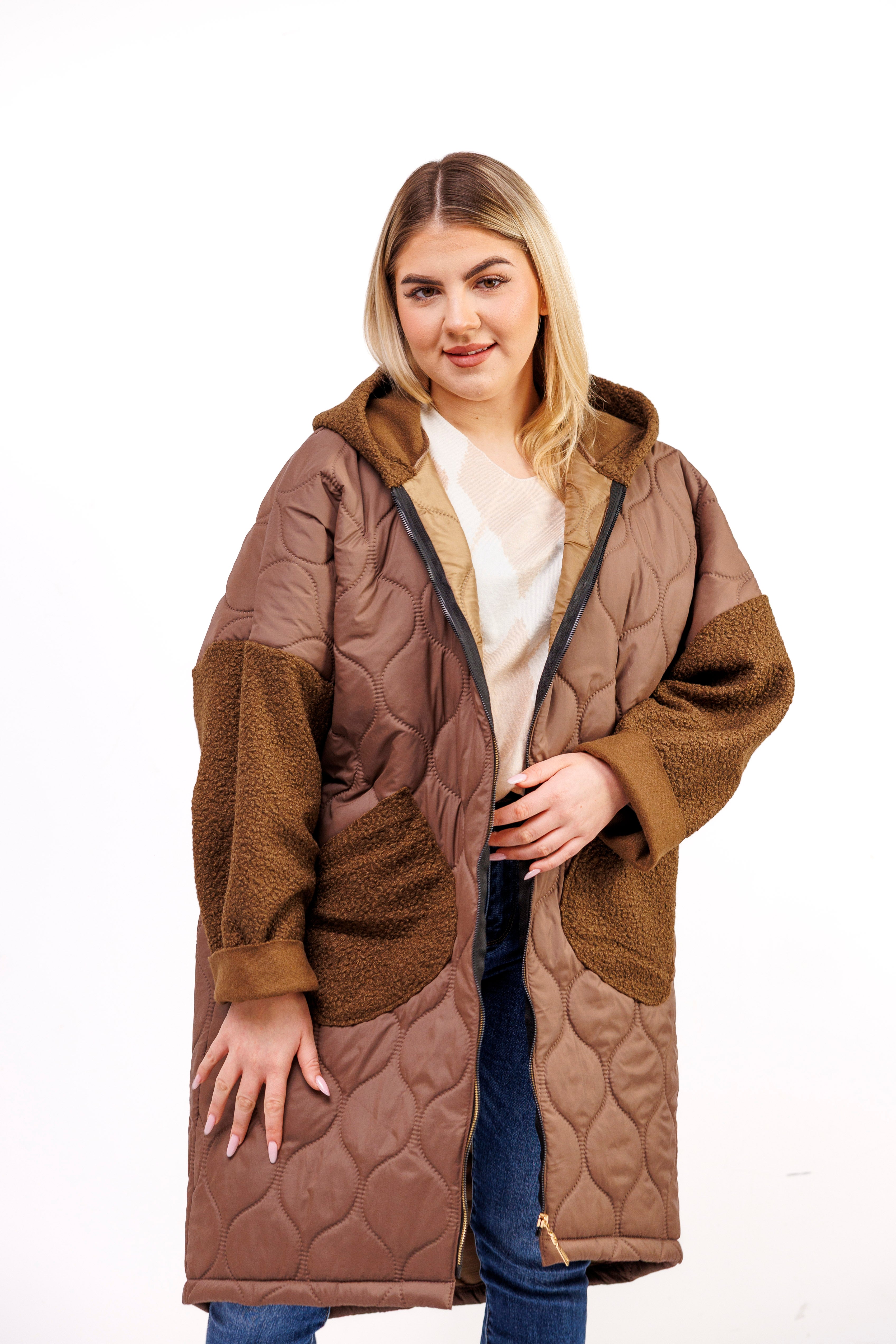 Przejściowy płaszcz damski pikówka oversize z buklą Czekolada