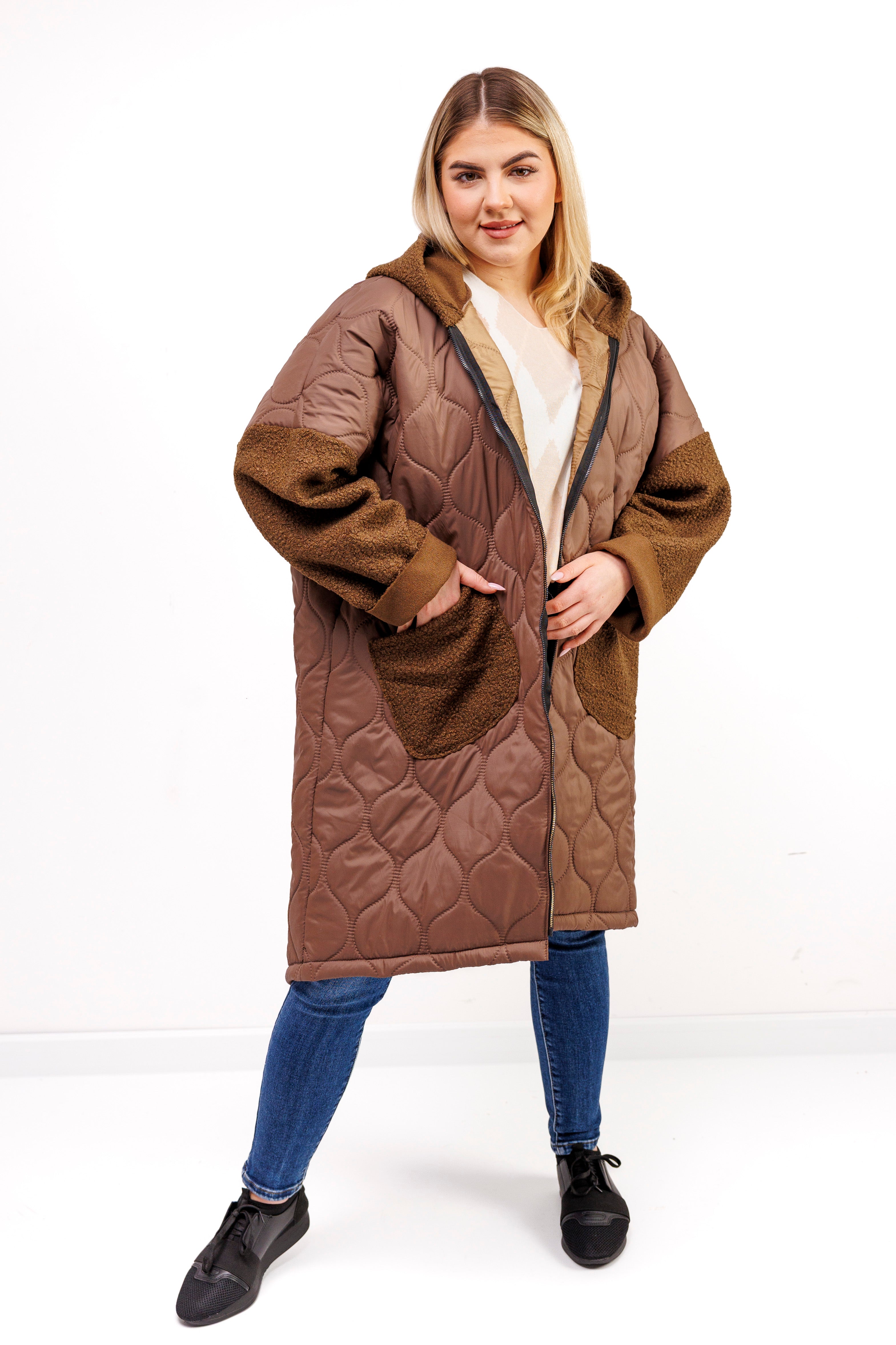 Przejściowy płaszcz damski pikówka oversize z buklą Czekolada