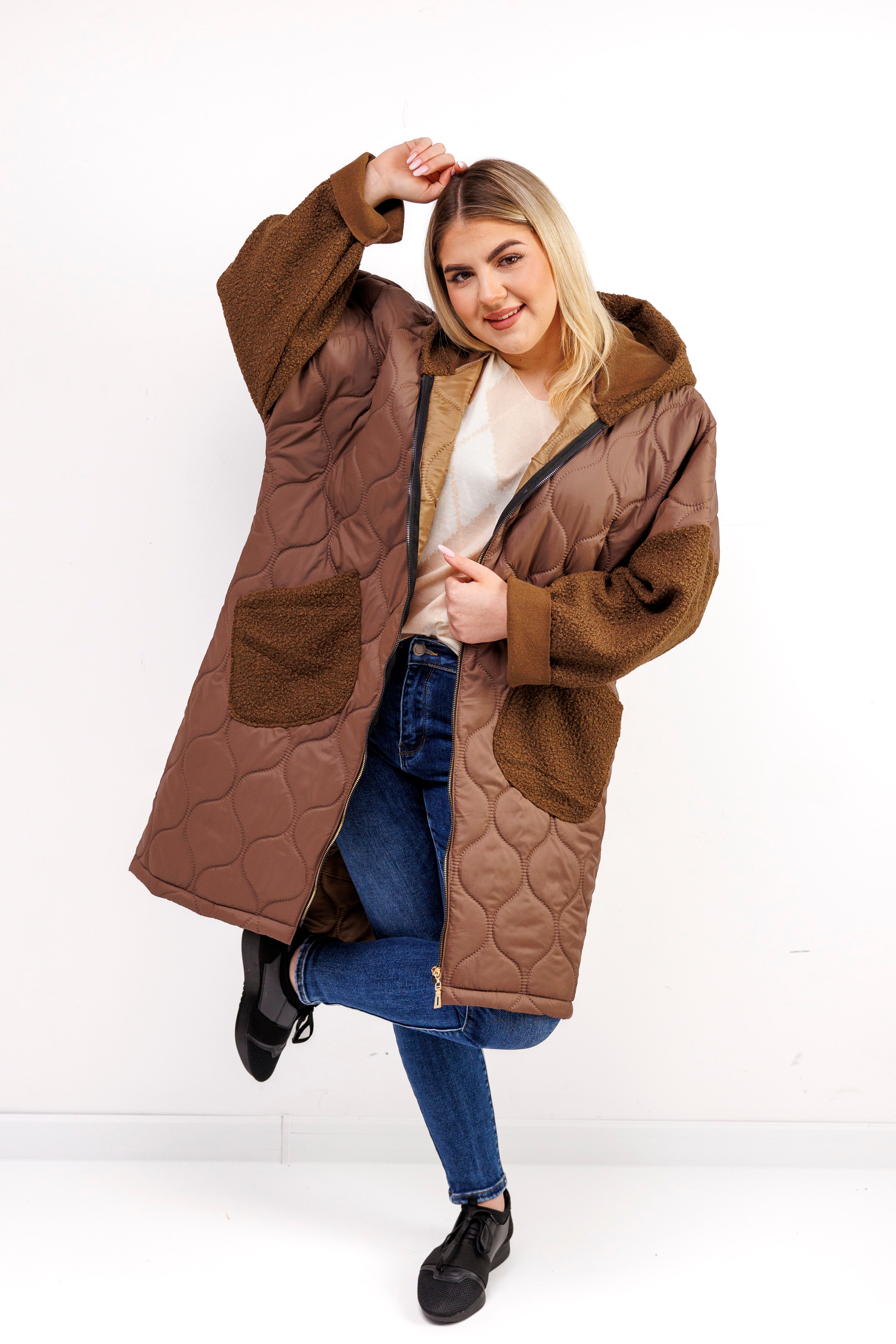 Przejściowy płaszcz damski pikówka oversize z buklą Czekolada