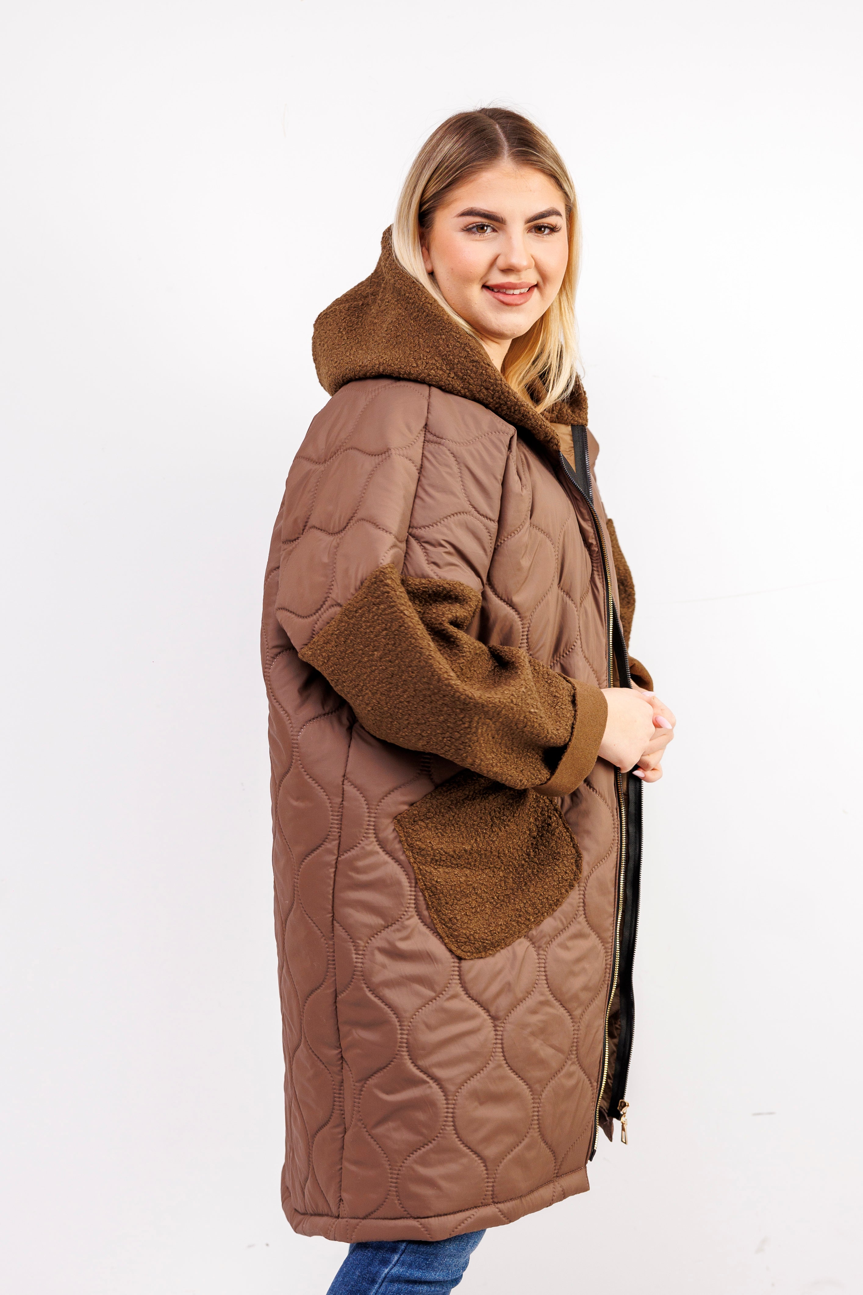 Przejściowy płaszcz damski pikówka oversize z buklą Czekolada