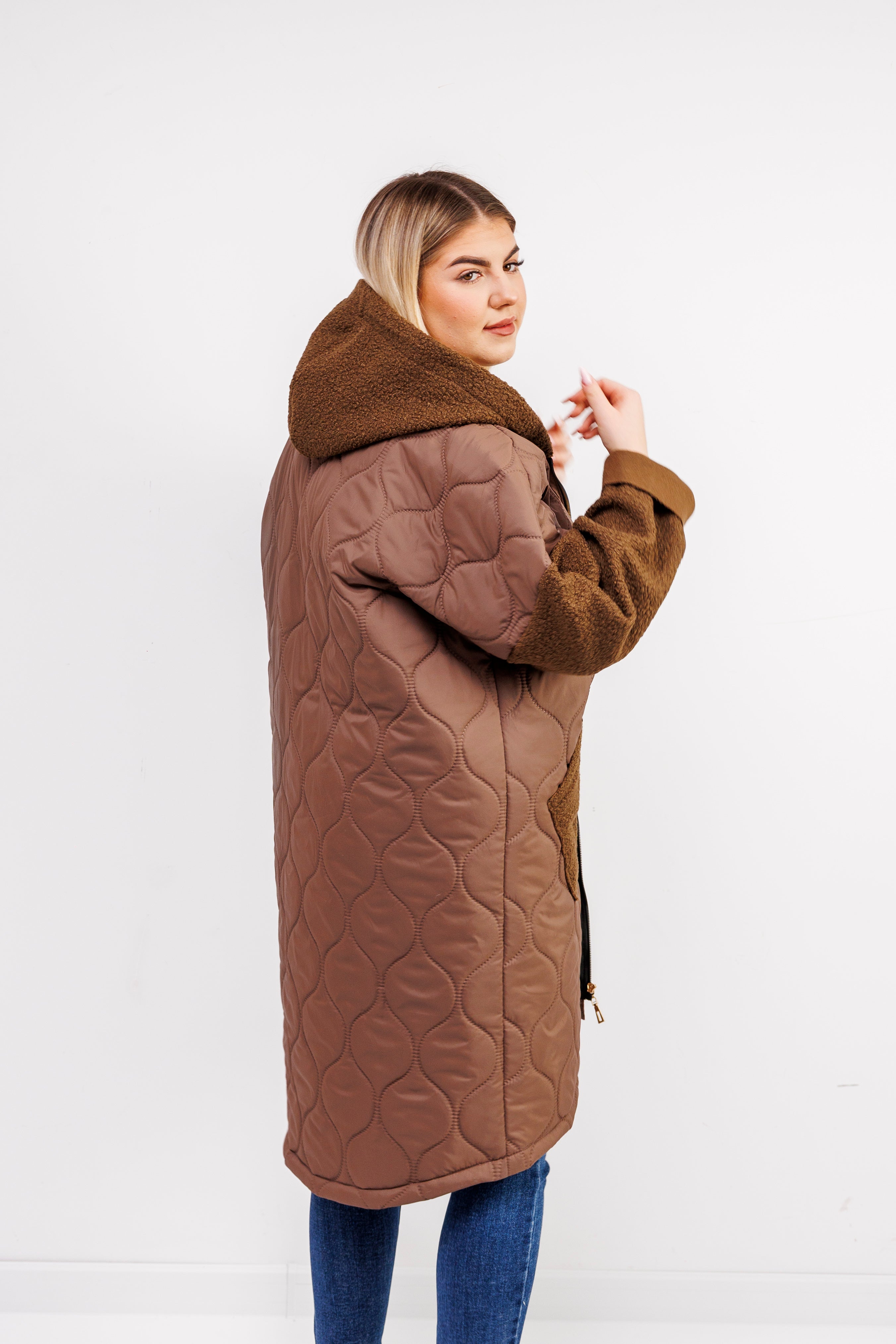 Przejściowy płaszcz damski pikówka oversize z buklą Czekolada