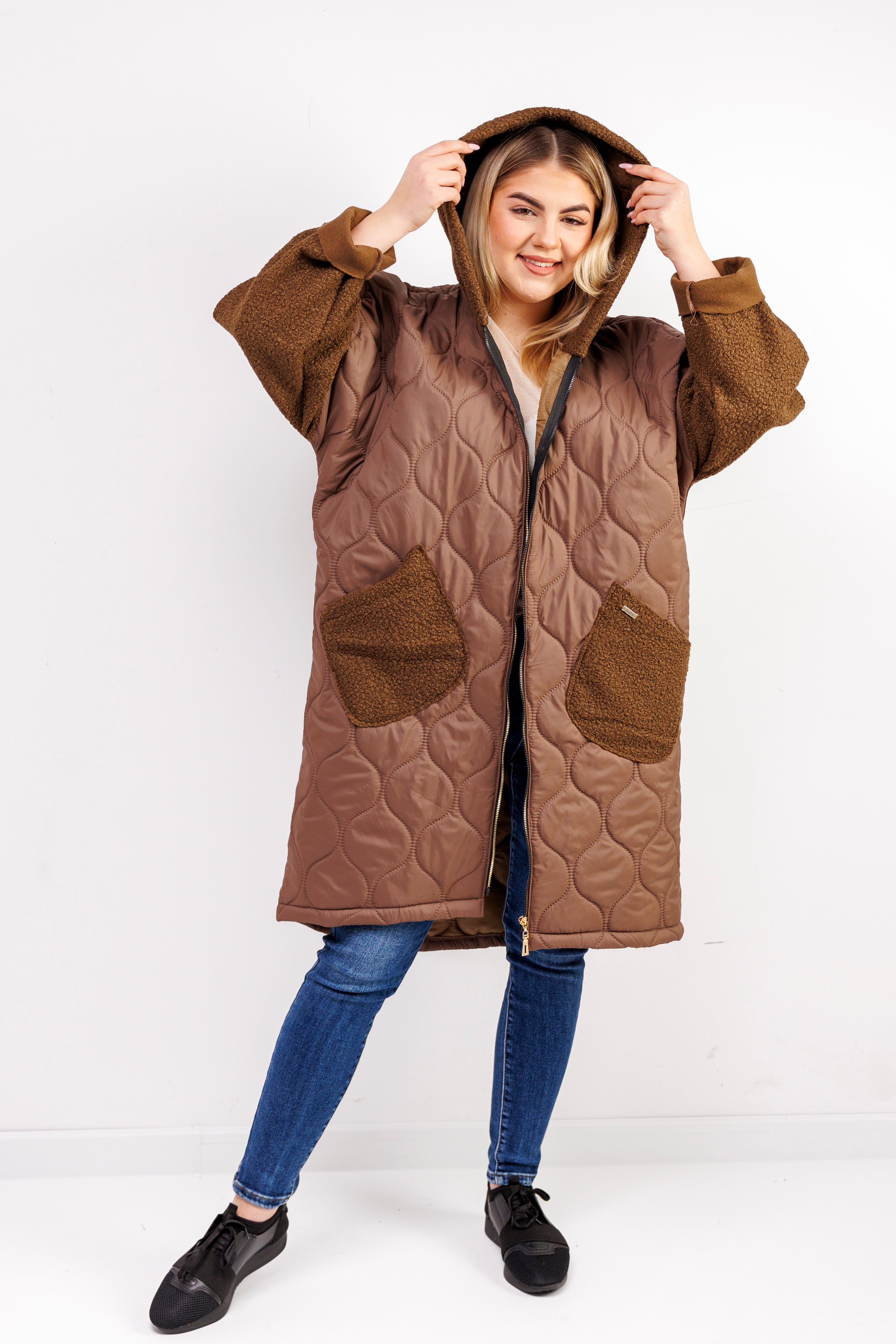 Przejściowy płaszcz damski pikówka oversize z buklą Czekolada