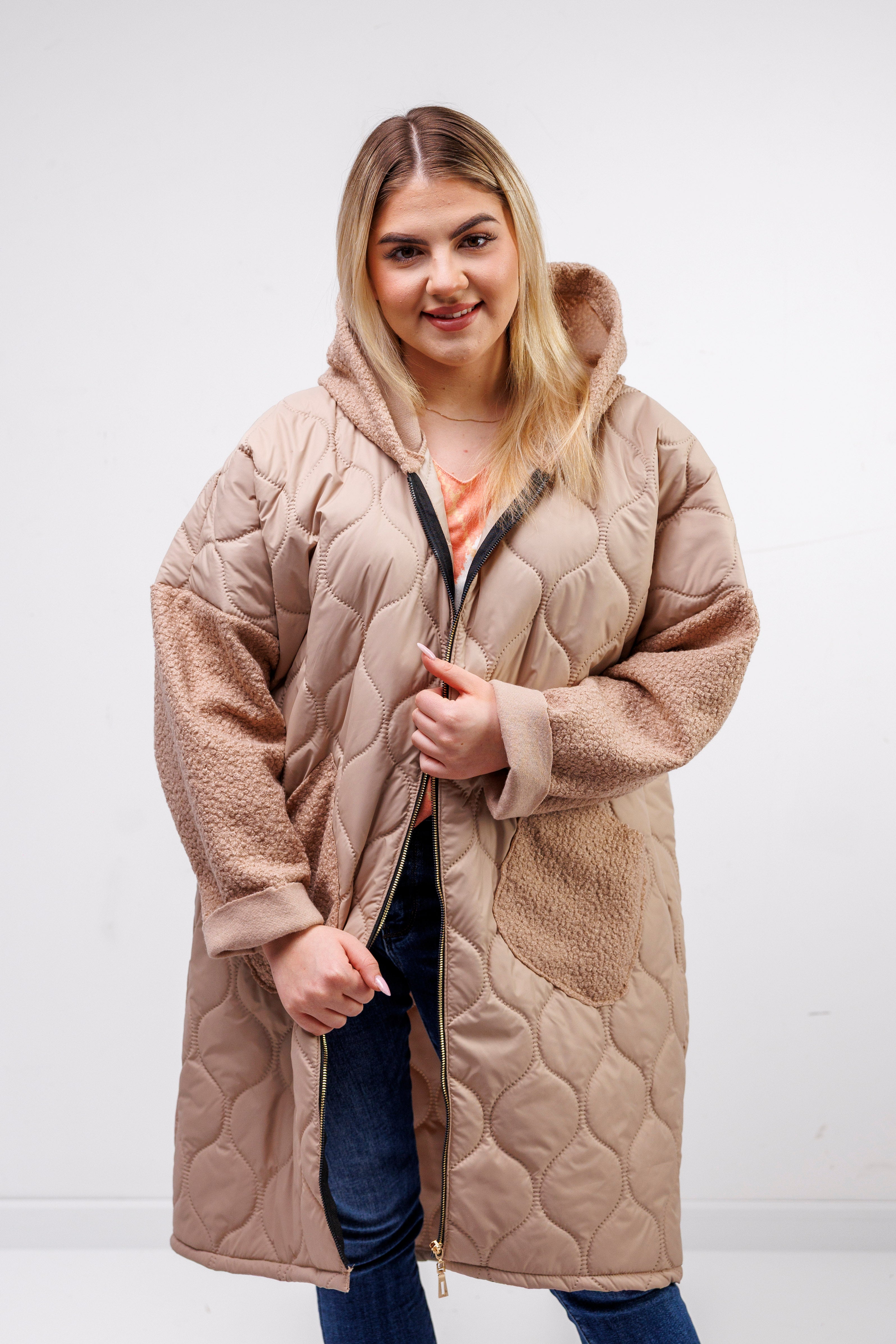 Przejściowy płaszcz damski pikówka oversize z buklą Jasny Beż