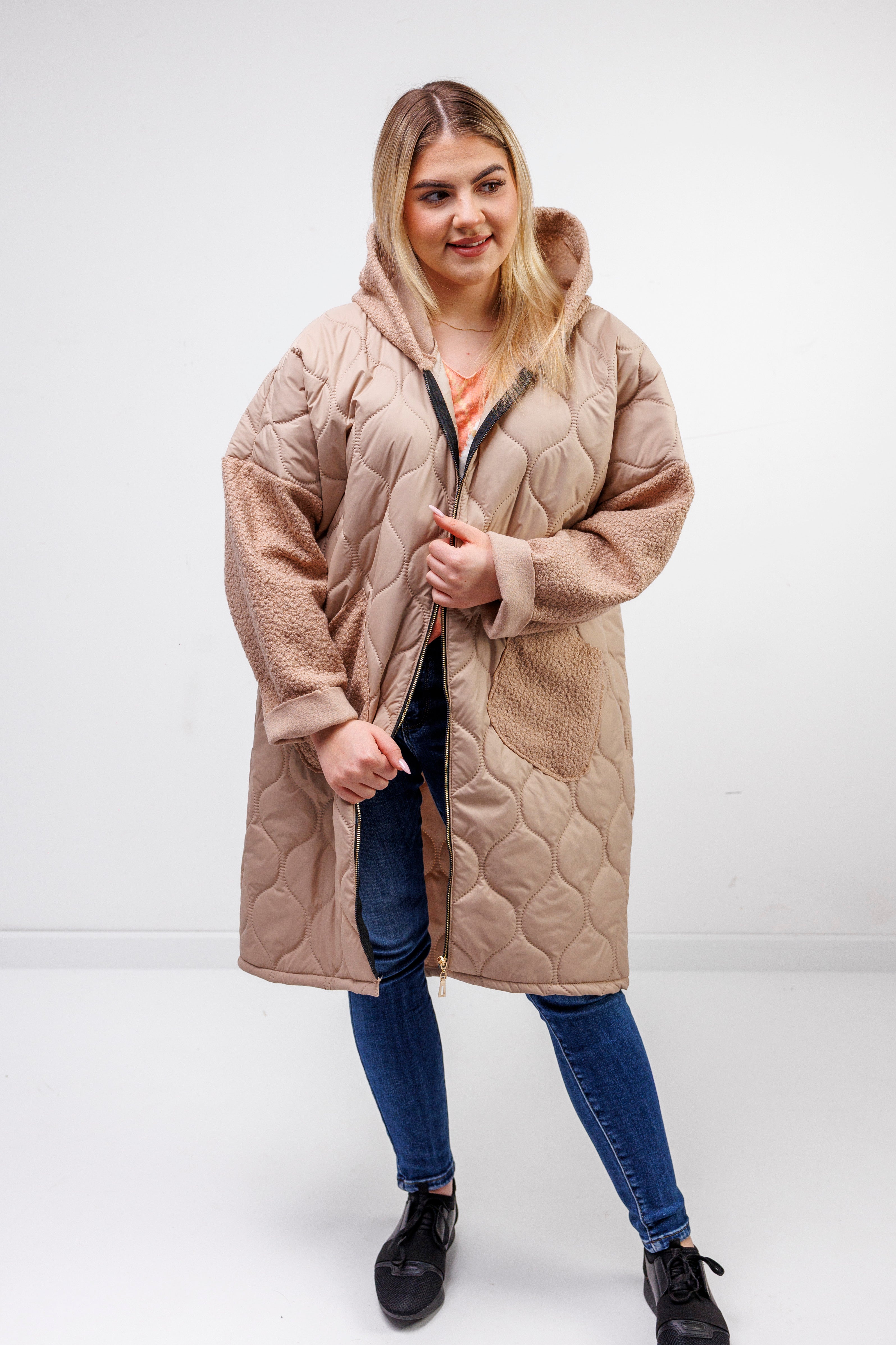 Przejściowy płaszcz damski pikówka oversize z buklą Jasny Beż