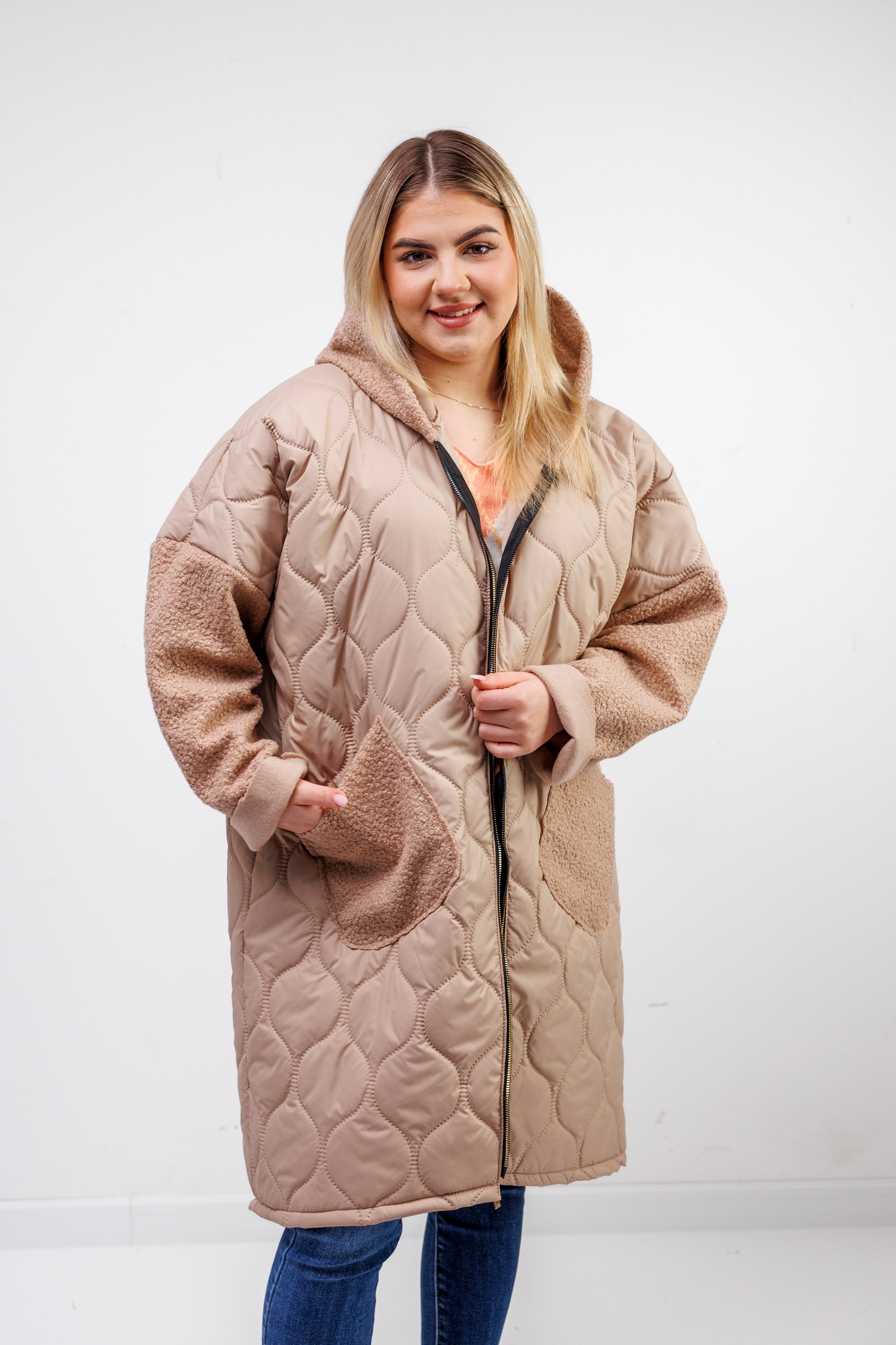 Przejściowy płaszcz damski pikówka oversize z buklą Jasny Beż