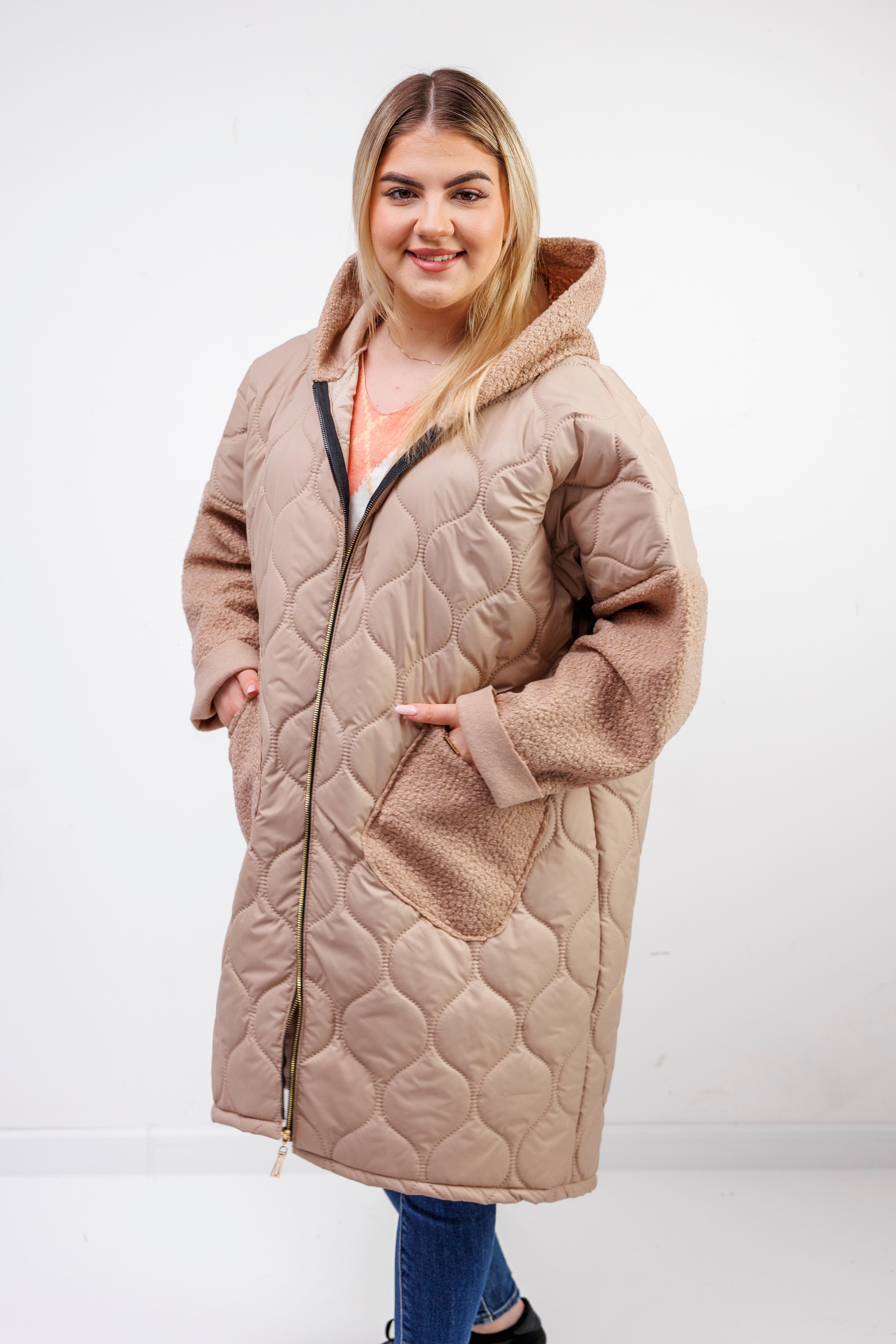 Przejściowy płaszcz damski pikówka oversize z buklą Jasny Beż