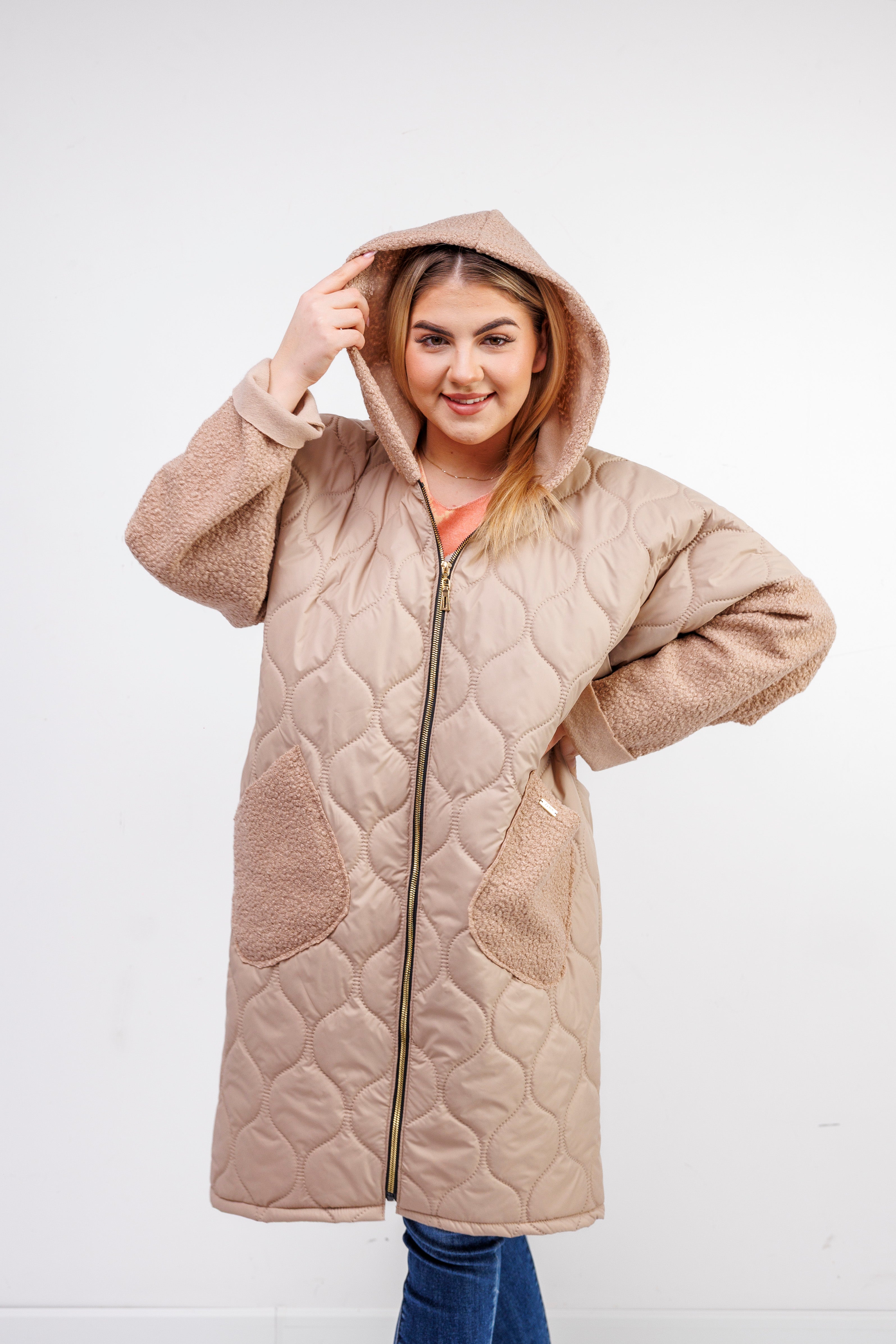 Przejściowy płaszcz damski pikówka oversize z buklą Jasny Beż