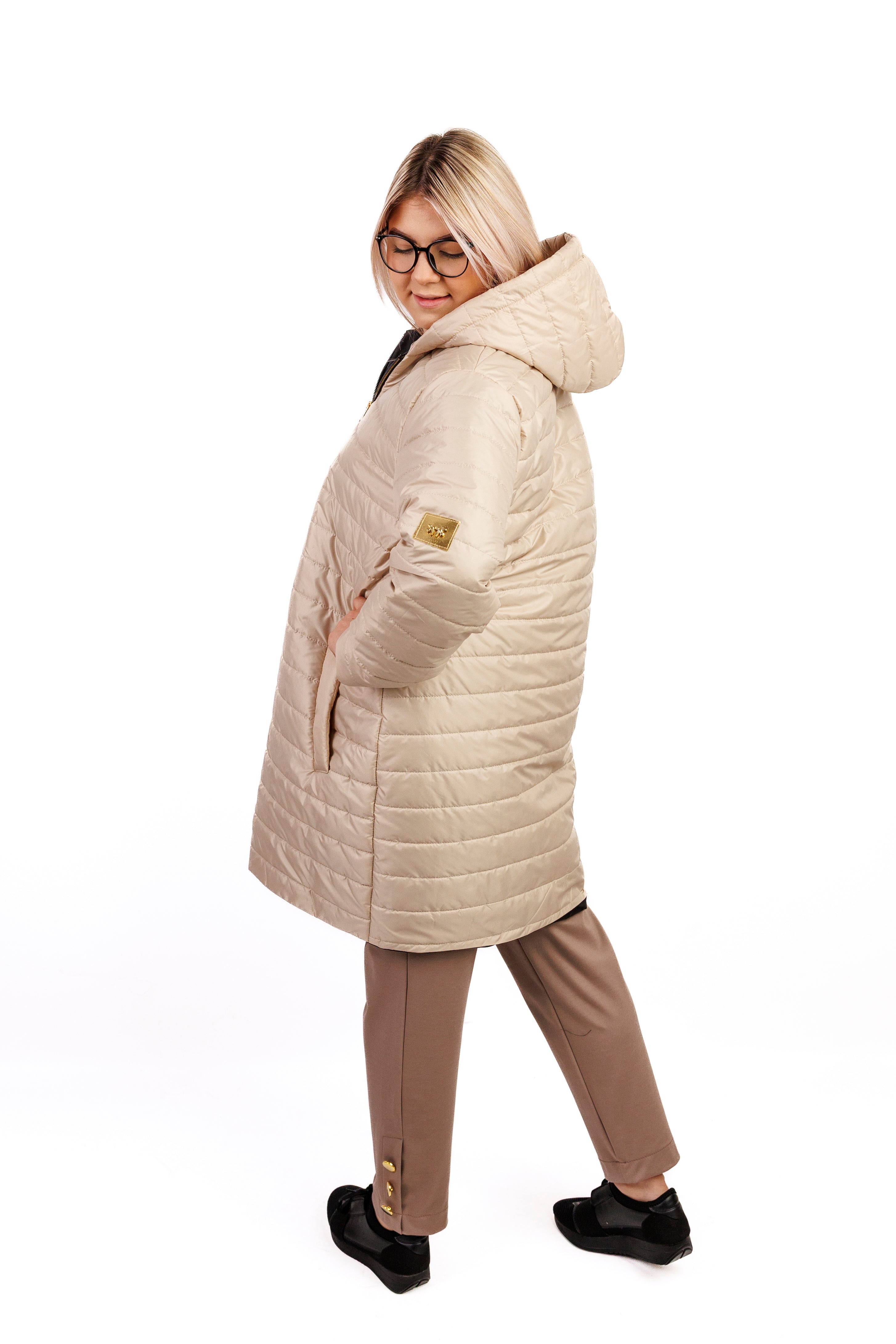 Damska zimowa kurtka pikowana z kapturem Jasny beż