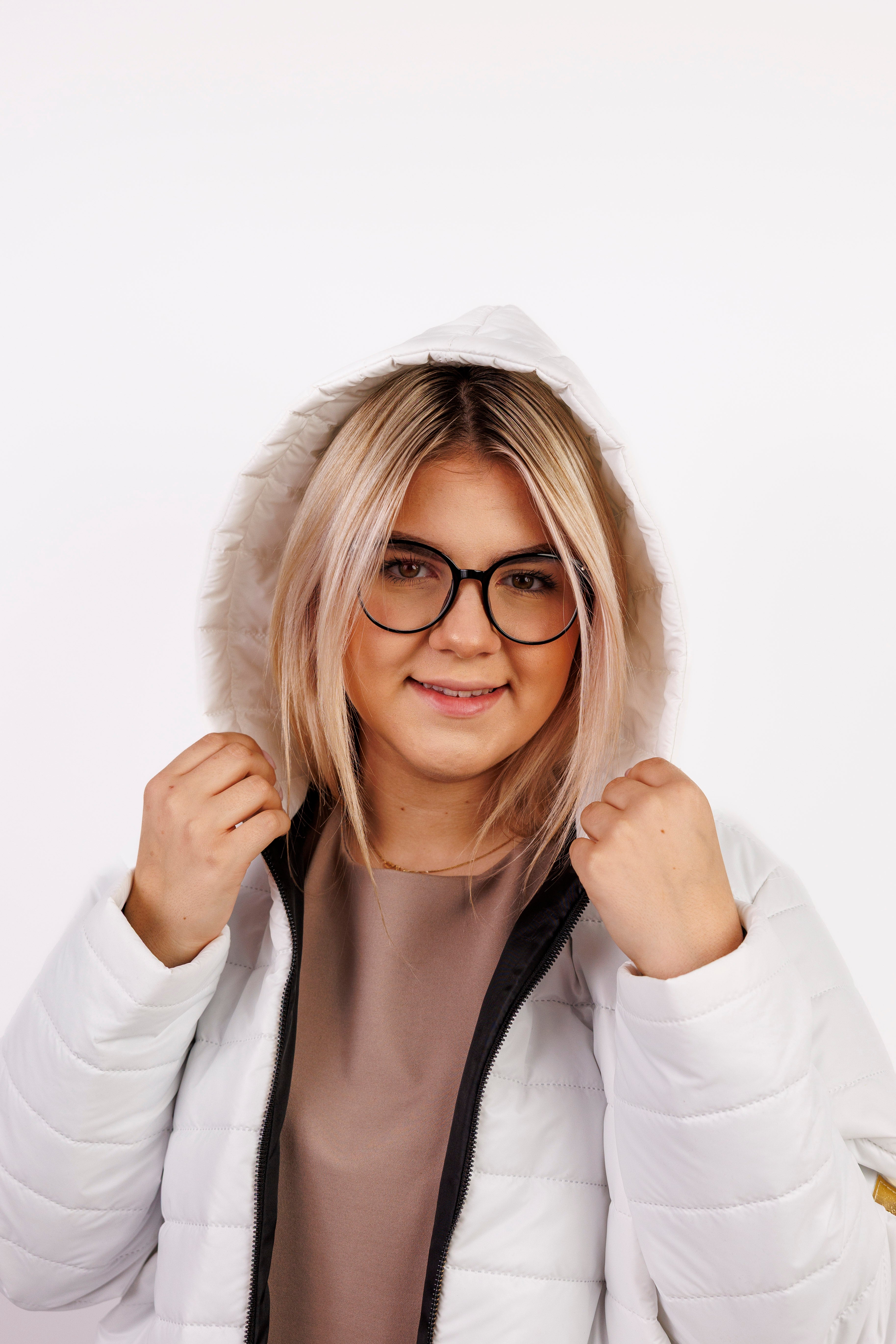 Damska wiosenna kurtka pikowana z kapturem Krem