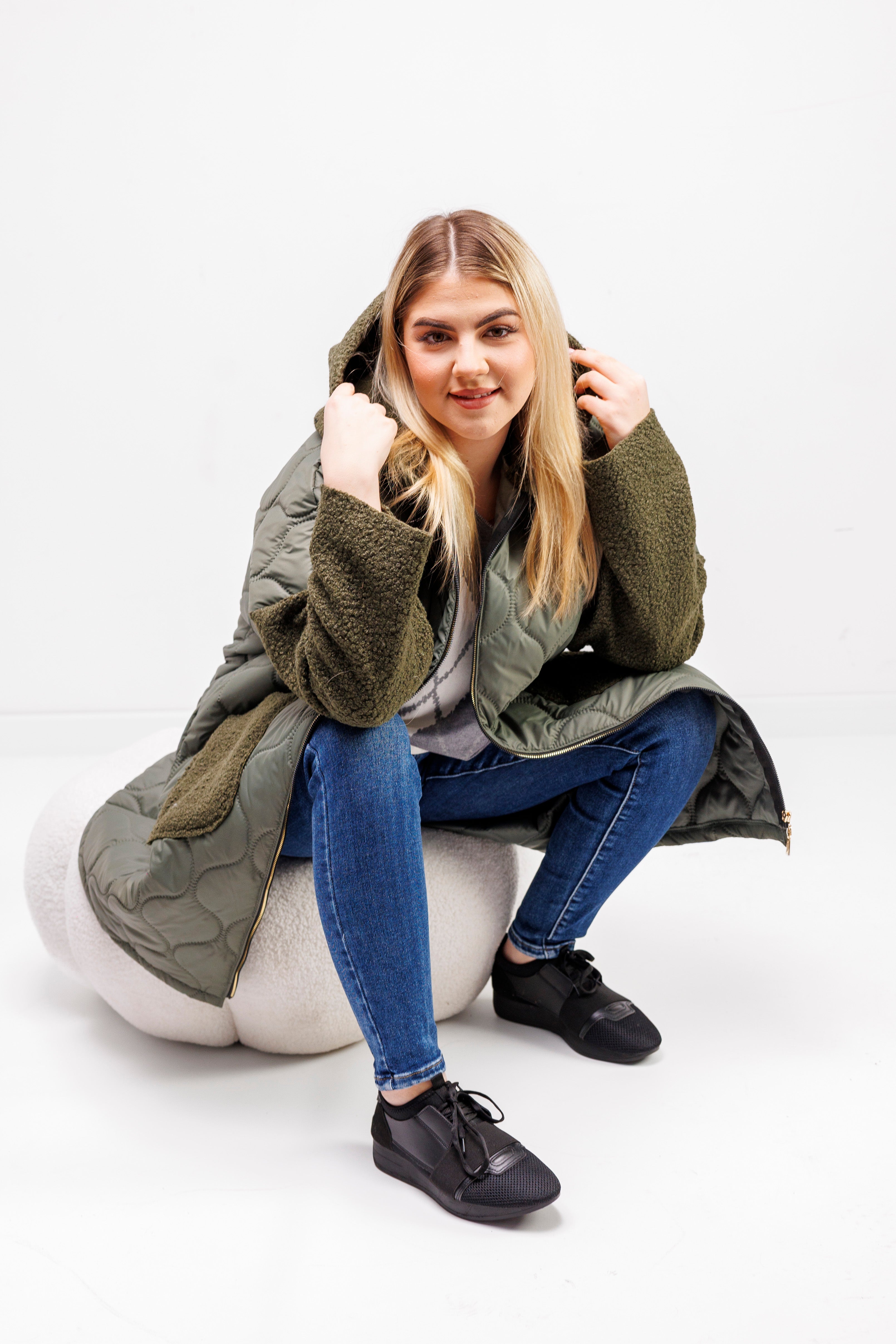 Przejściowy płaszcz damski pikówka oversize z buklą Oliwka