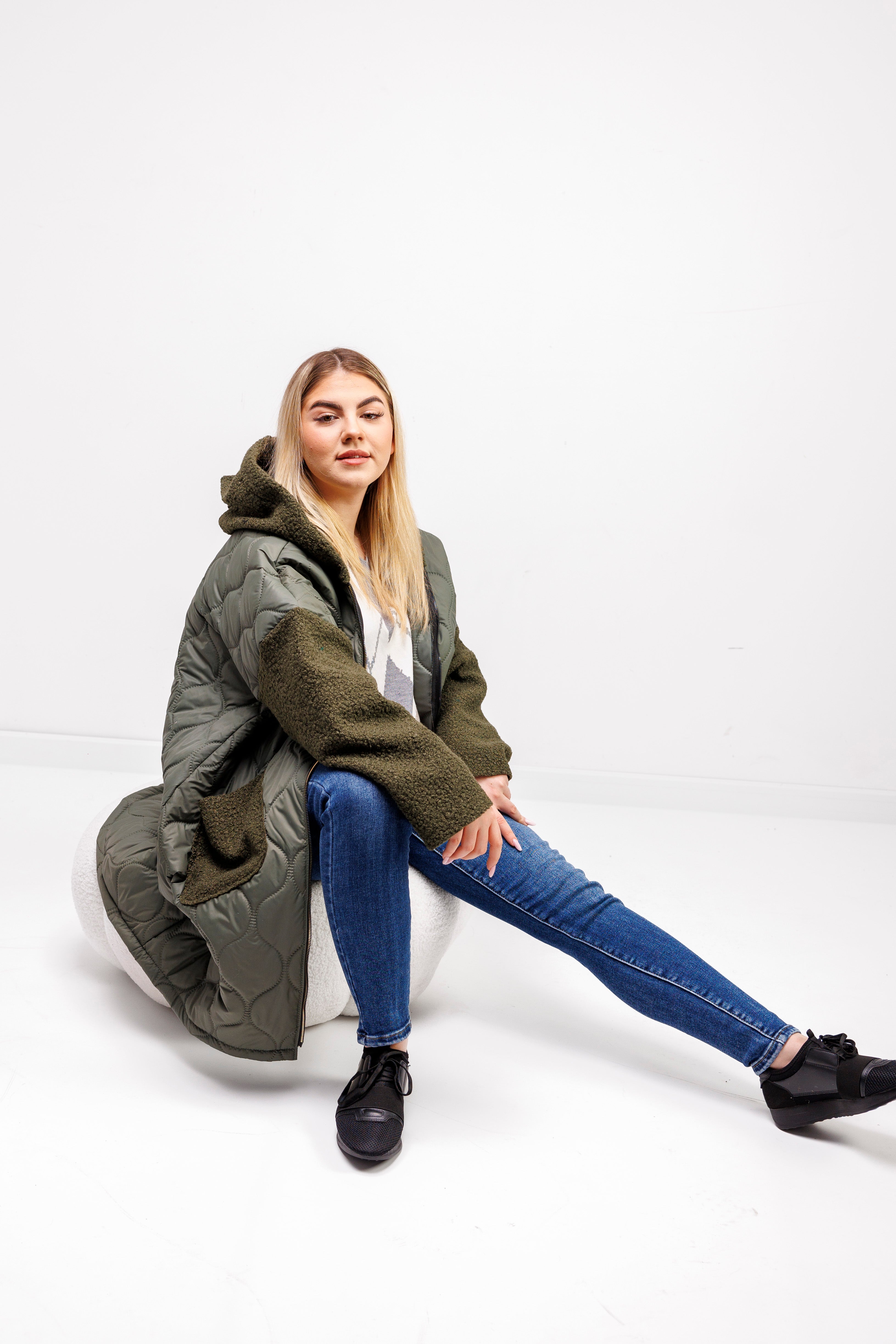 Przejściowy płaszcz damski pikówka oversize z buklą Oliwka