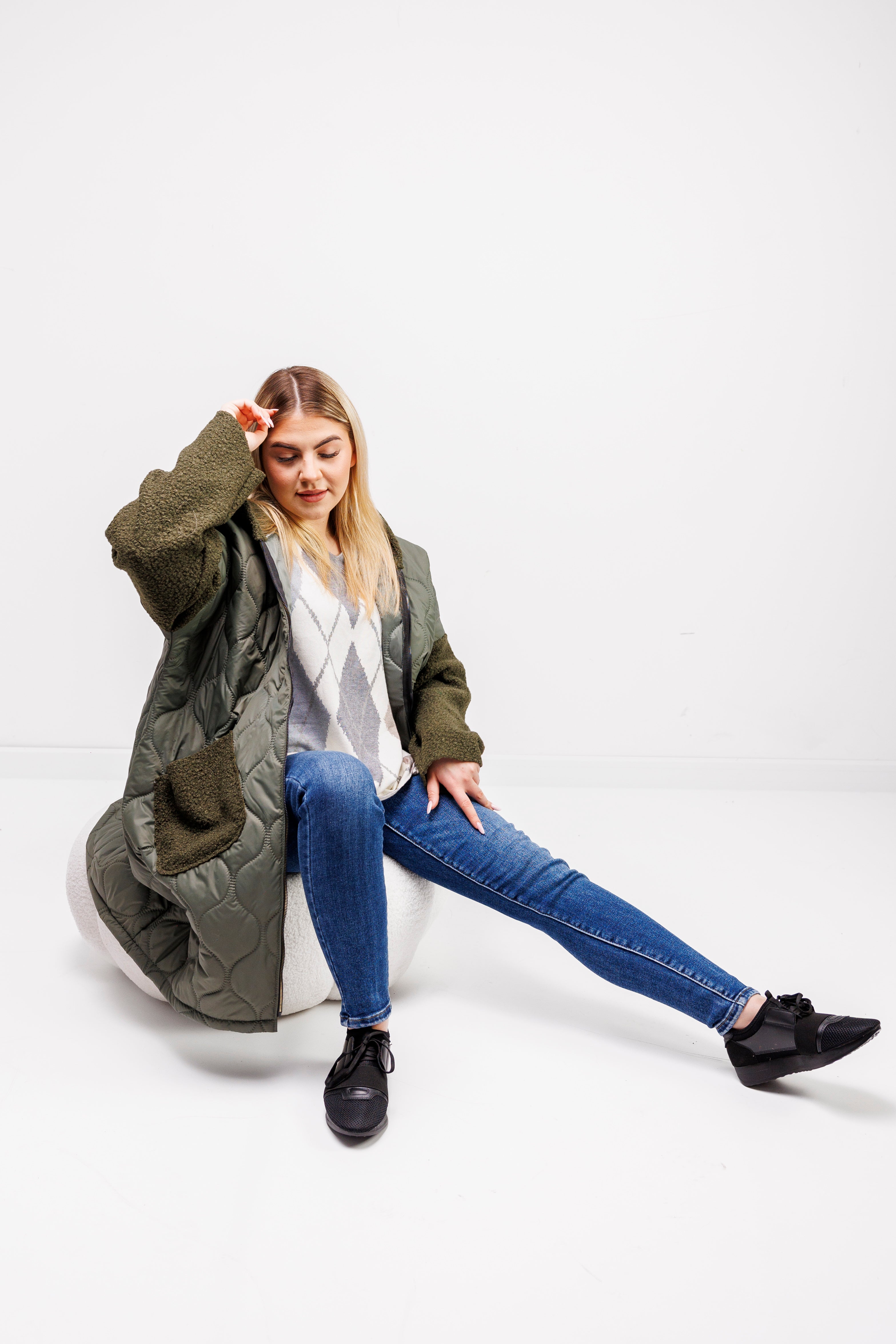 Przejściowy płaszcz damski pikówka oversize z buklą Oliwka