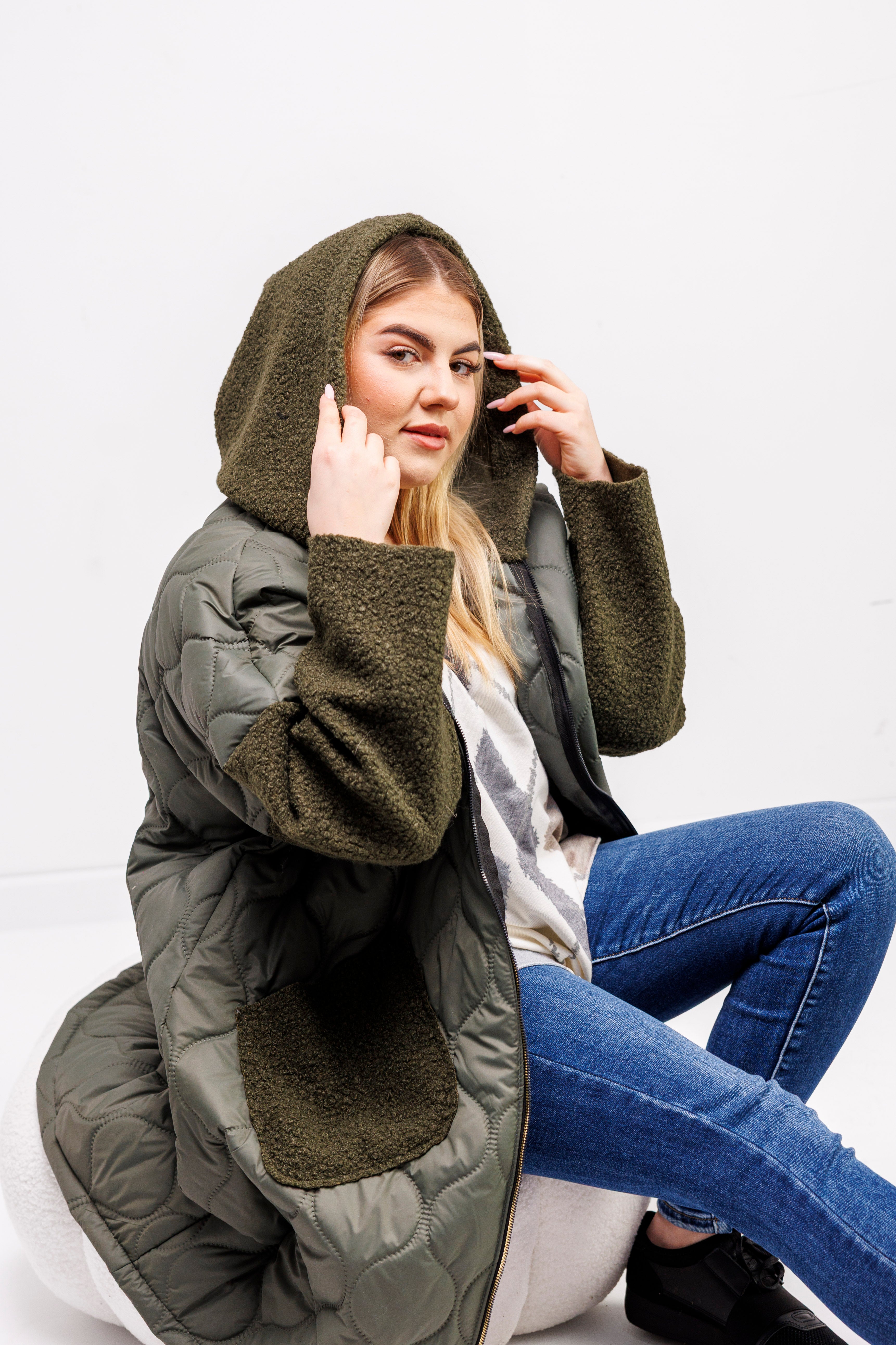 Przejściowy płaszcz damski pikówka oversize z buklą Oliwka