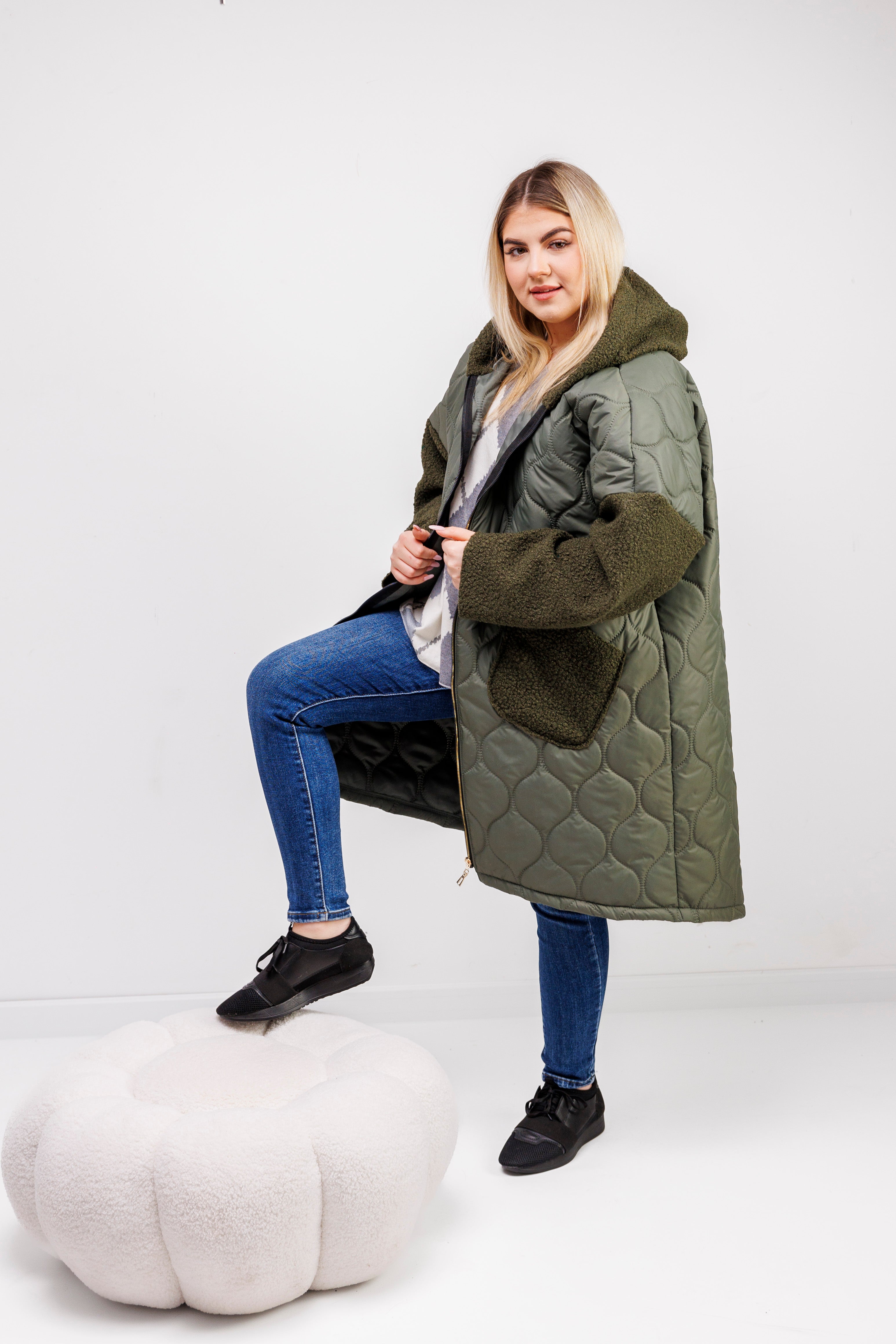 Przejściowy płaszcz damski pikówka oversize z buklą Oliwka