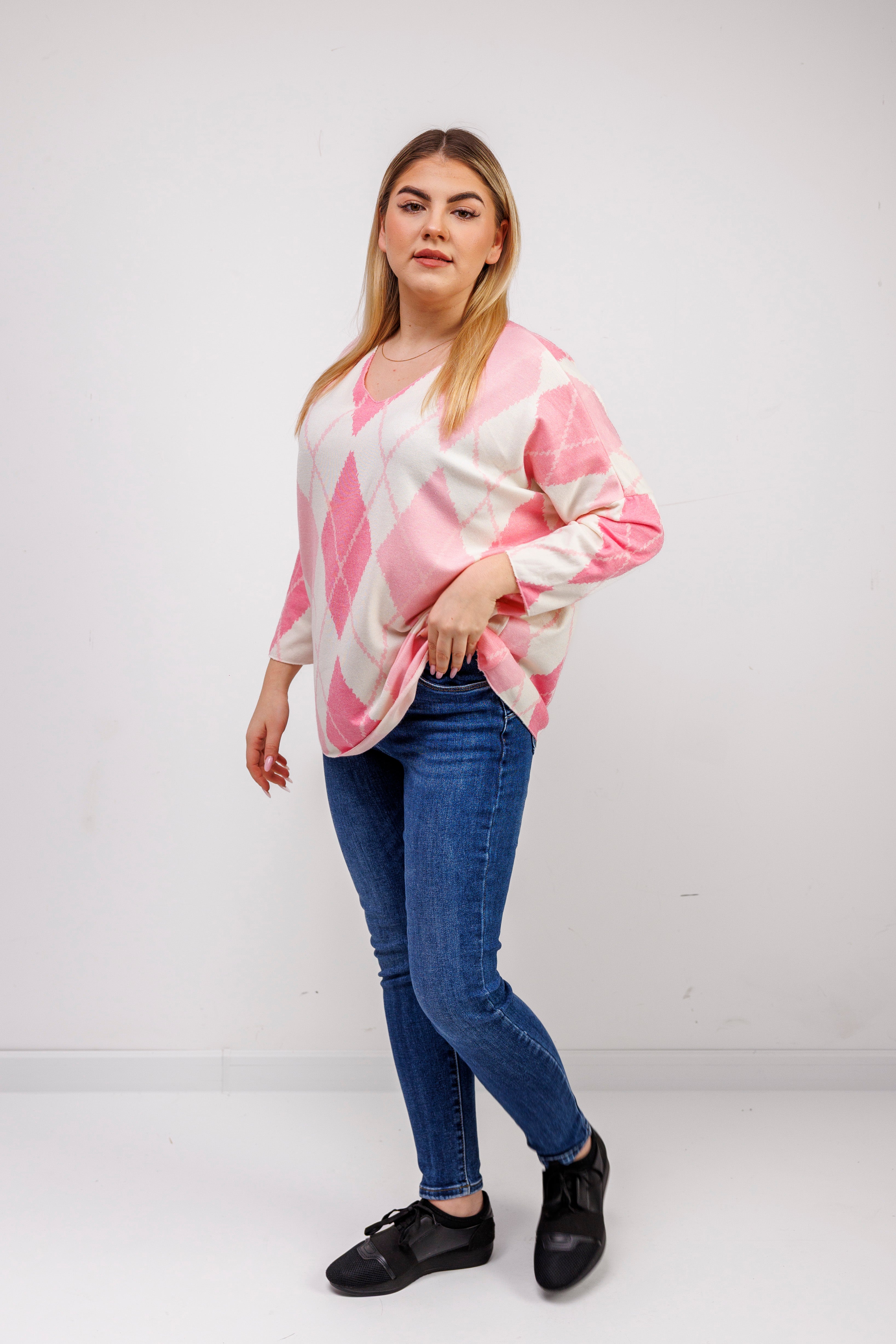 Dzianinowy sweter damski w romby Rożowy