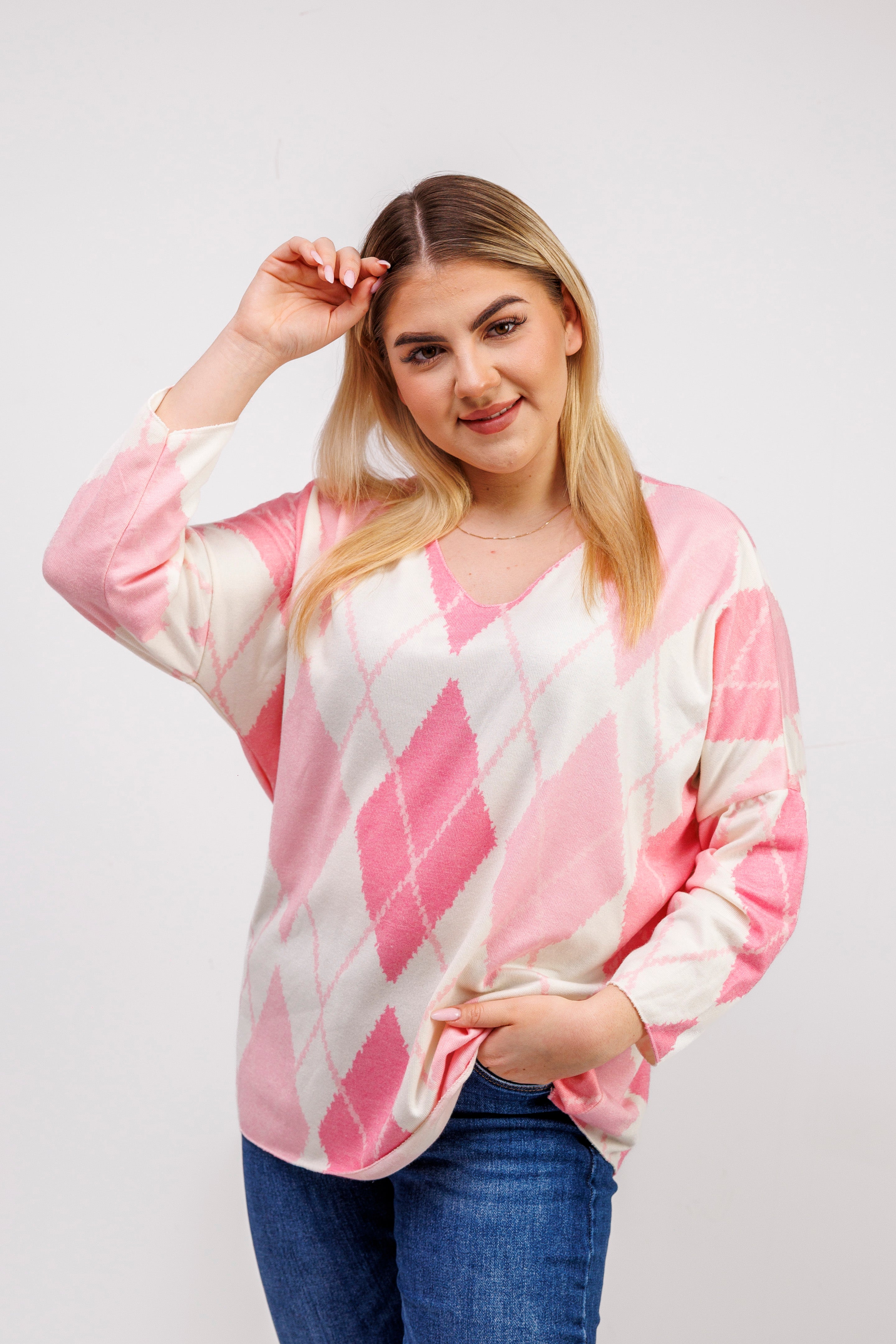 Dzianinowy sweter damski w romby Rożowy