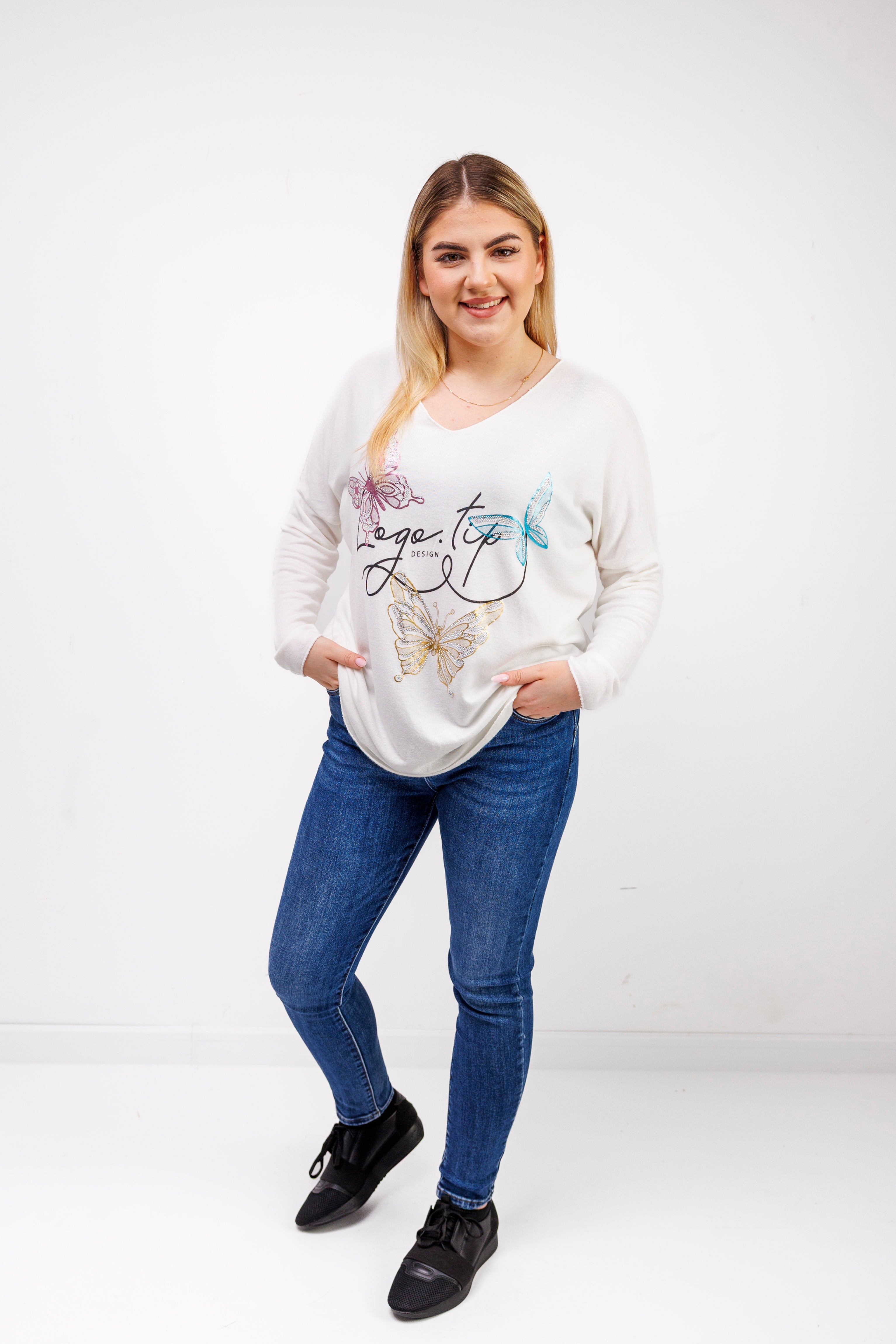 Sweterek z dekoltem V i ozdobnymi motylami Krem