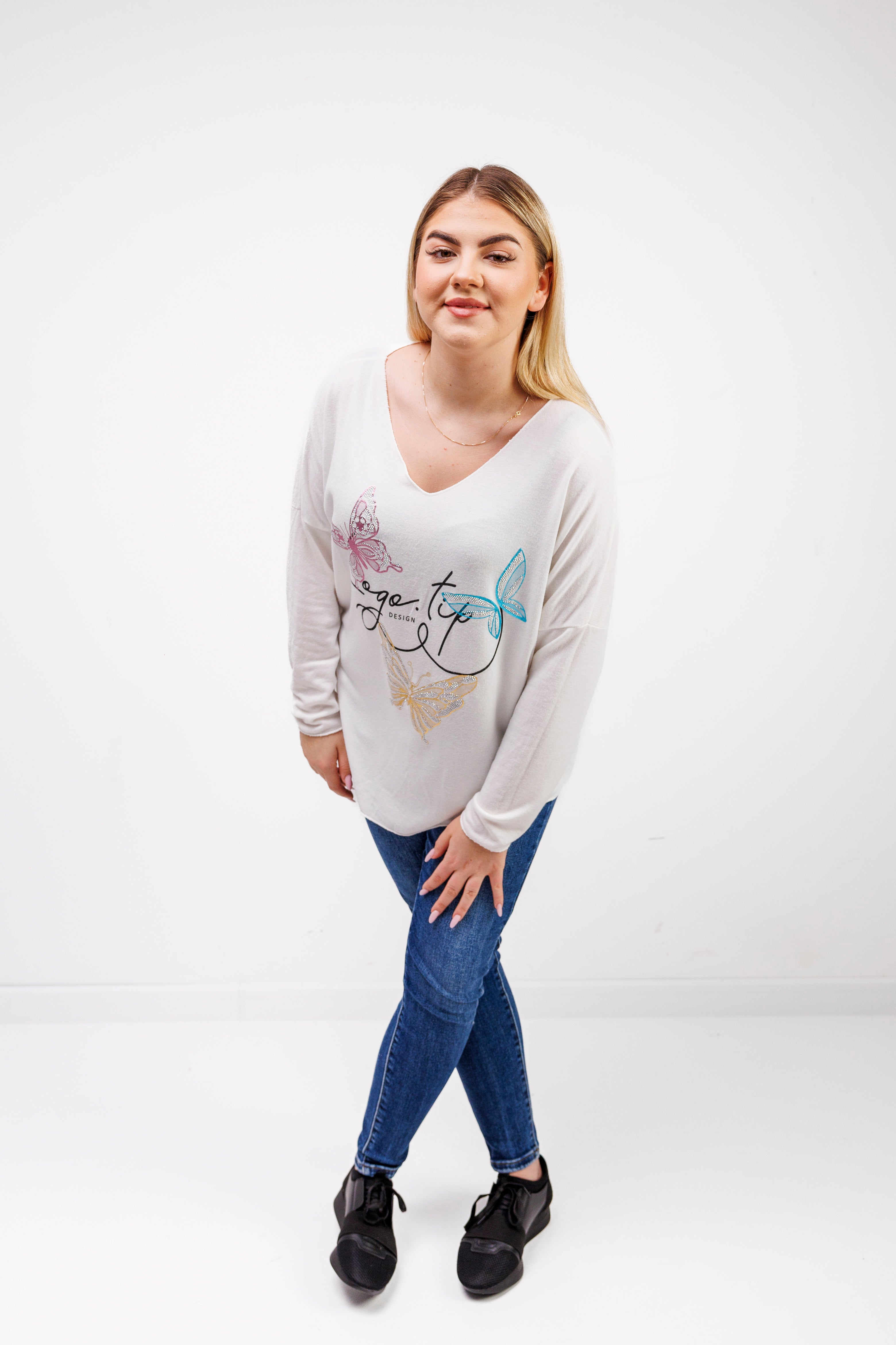 Sweterek z dekoltem V i ozdobnymi motylami Krem