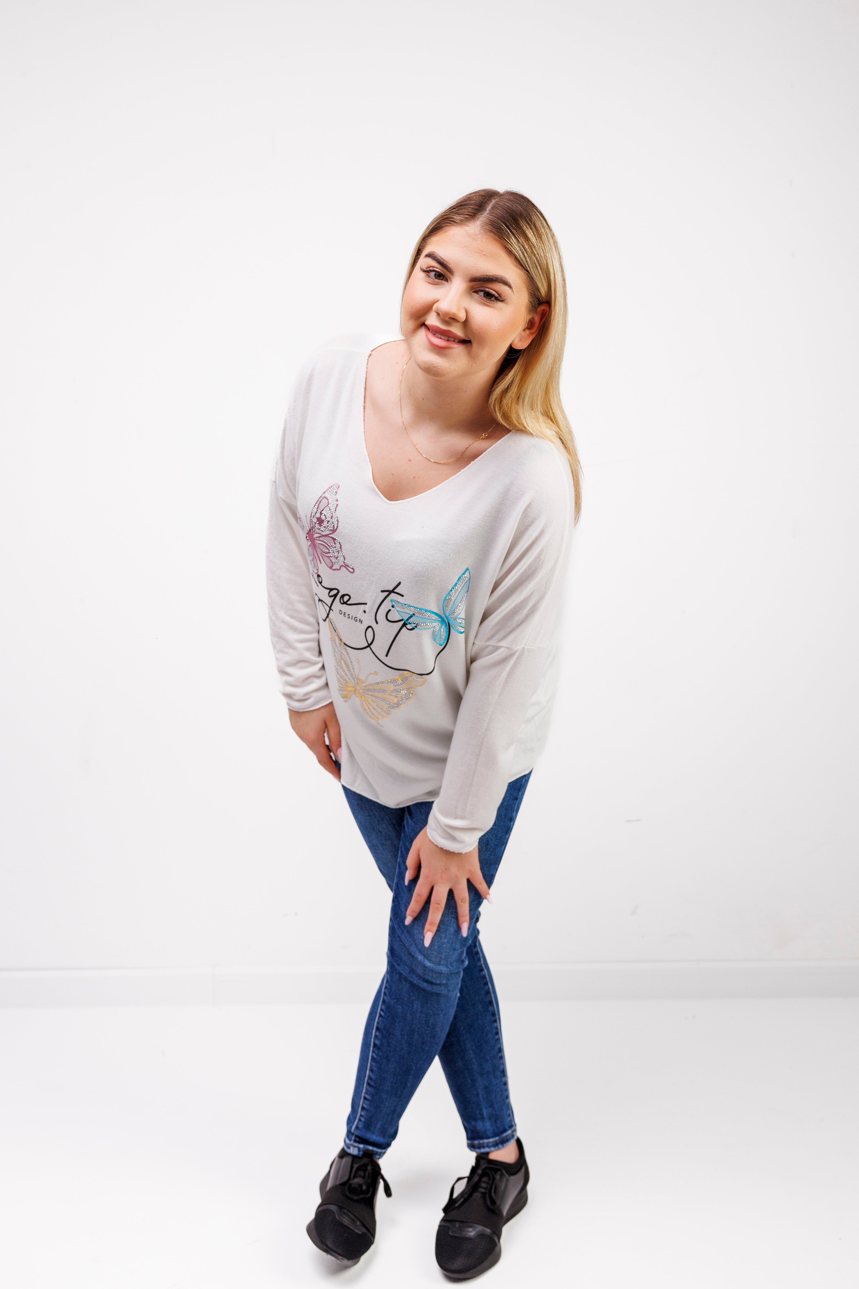 Sweterek z dekoltem V i ozdobnymi motylami Krem