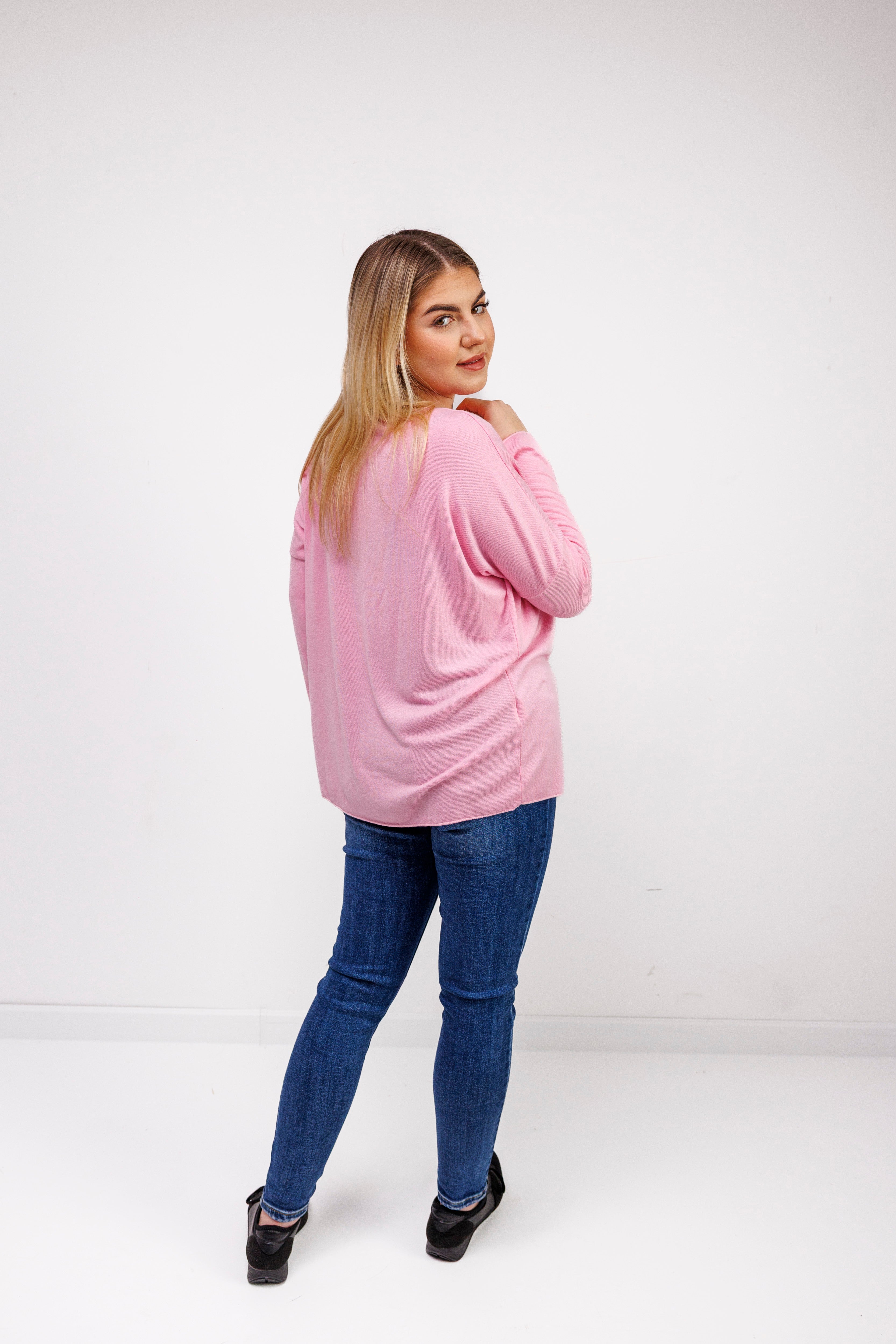 Sweterek z dekoltem V i ozdobnymi motylami Różowy