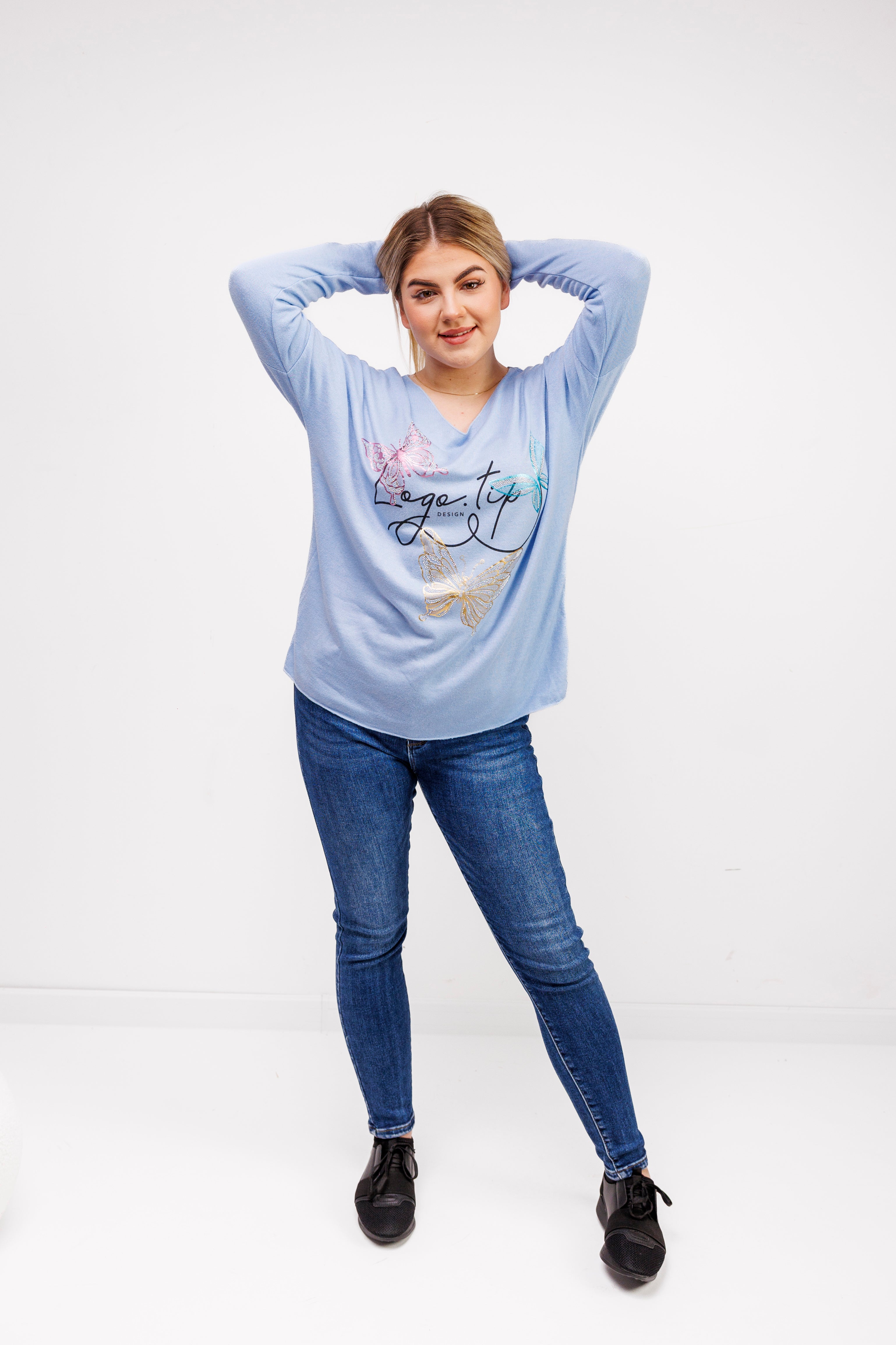 Sweterek z dekoltem V i ozdobnymi motylami Błękit