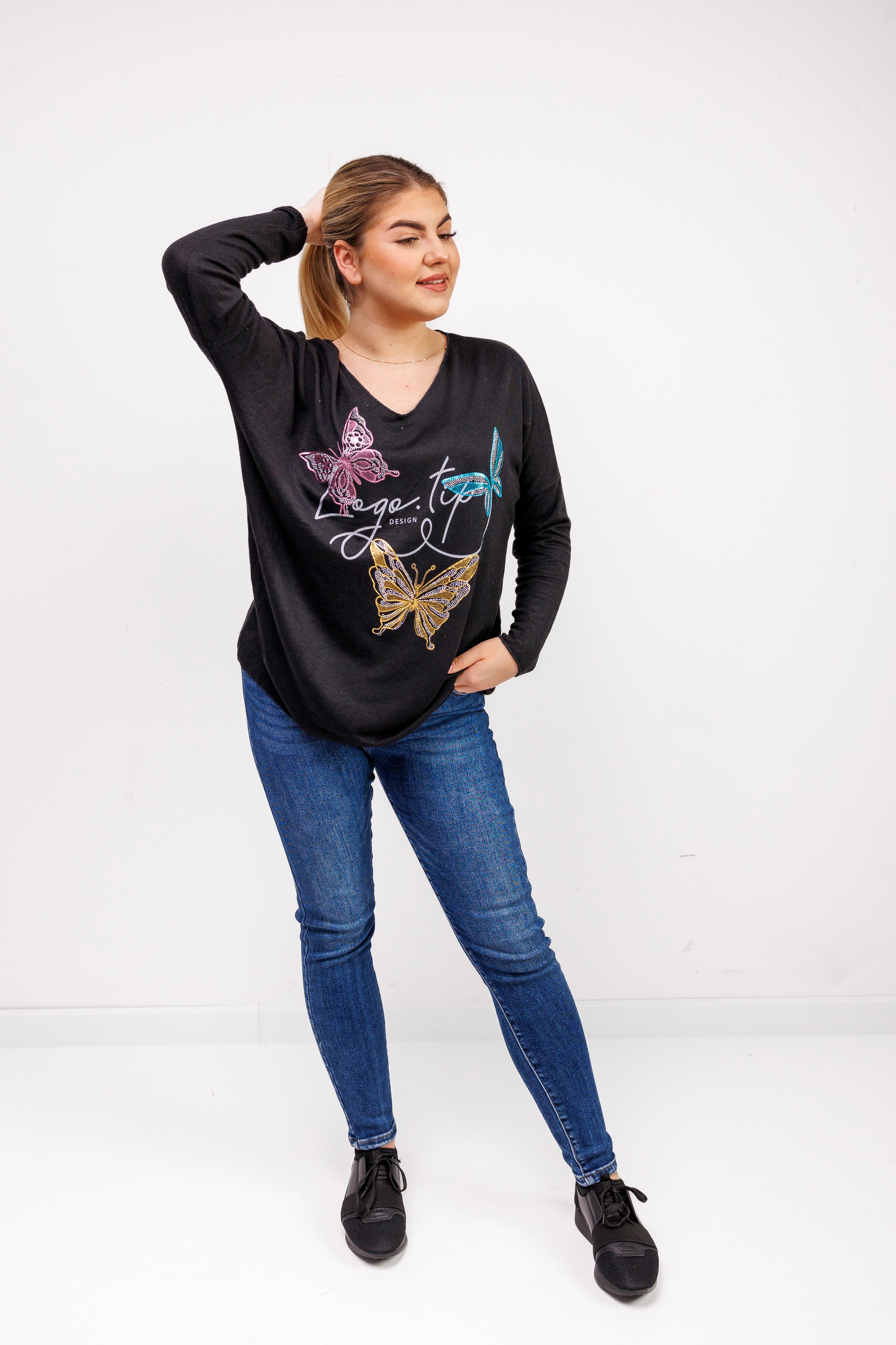 Sweterek z dekoltem V i ozdobnymi motylami Czarny