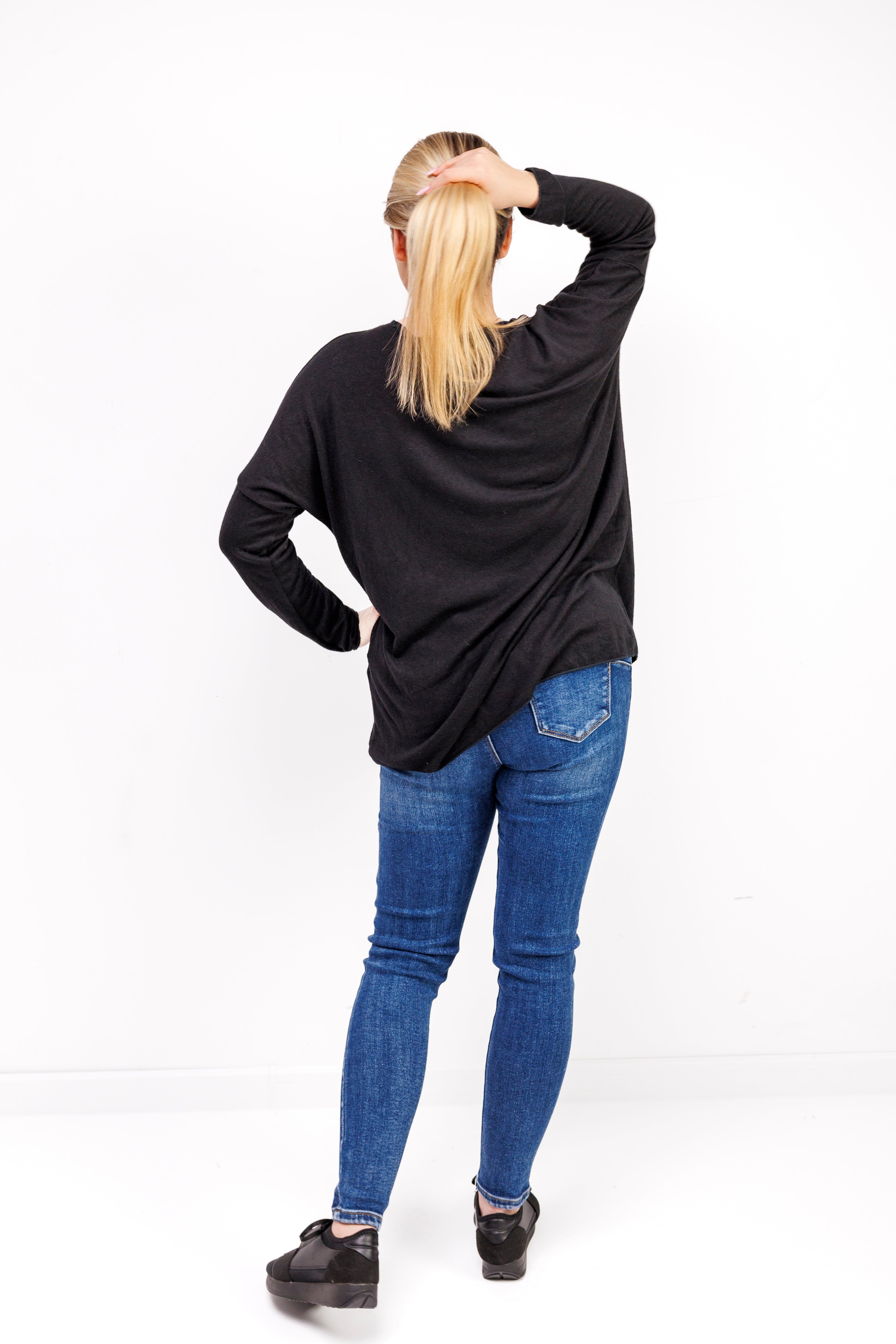 Sweterek z dekoltem V i ozdobnymi motylami Czarny