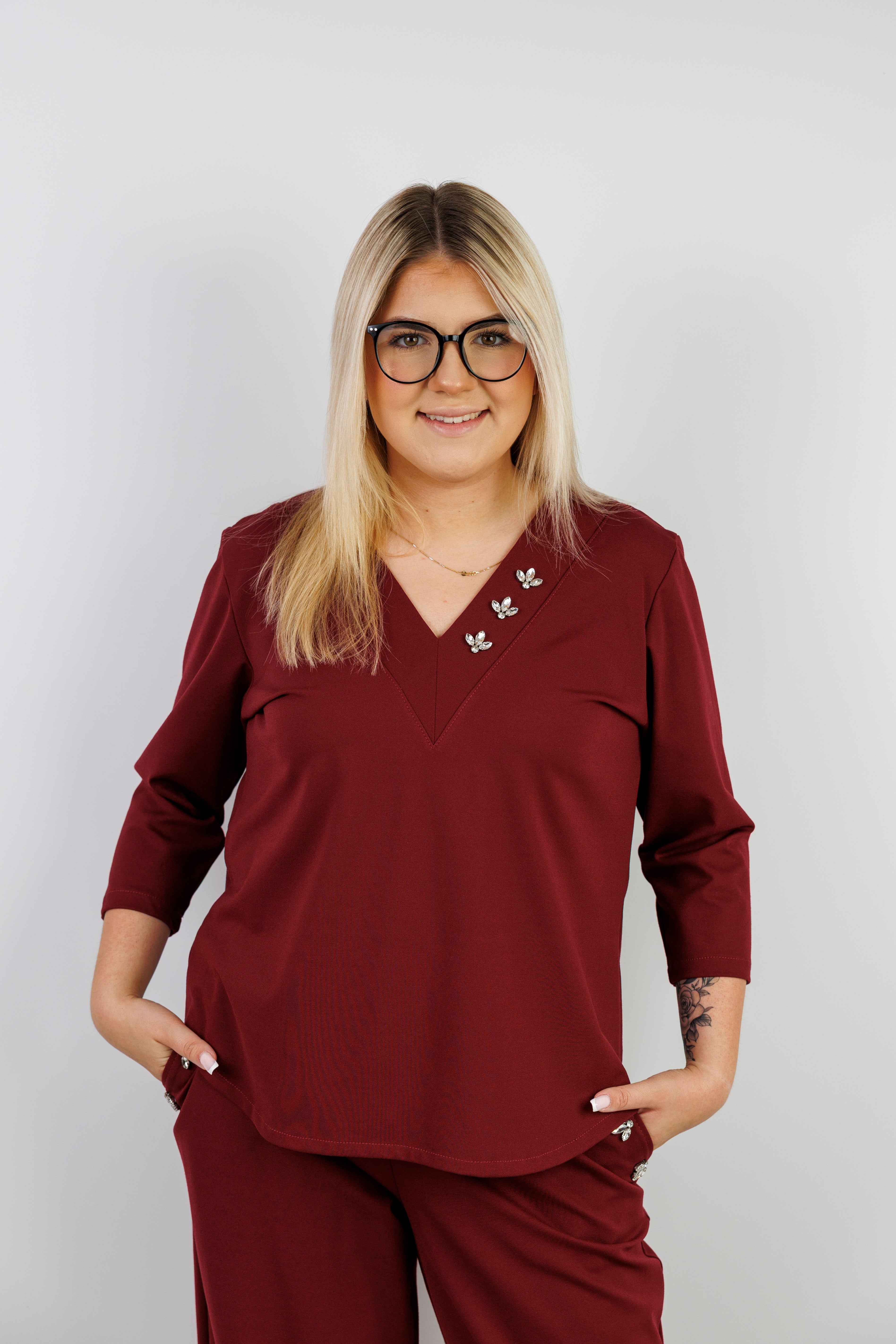Stylowy komplet damski z dekoltem V i szerokimi spodniami Bordo