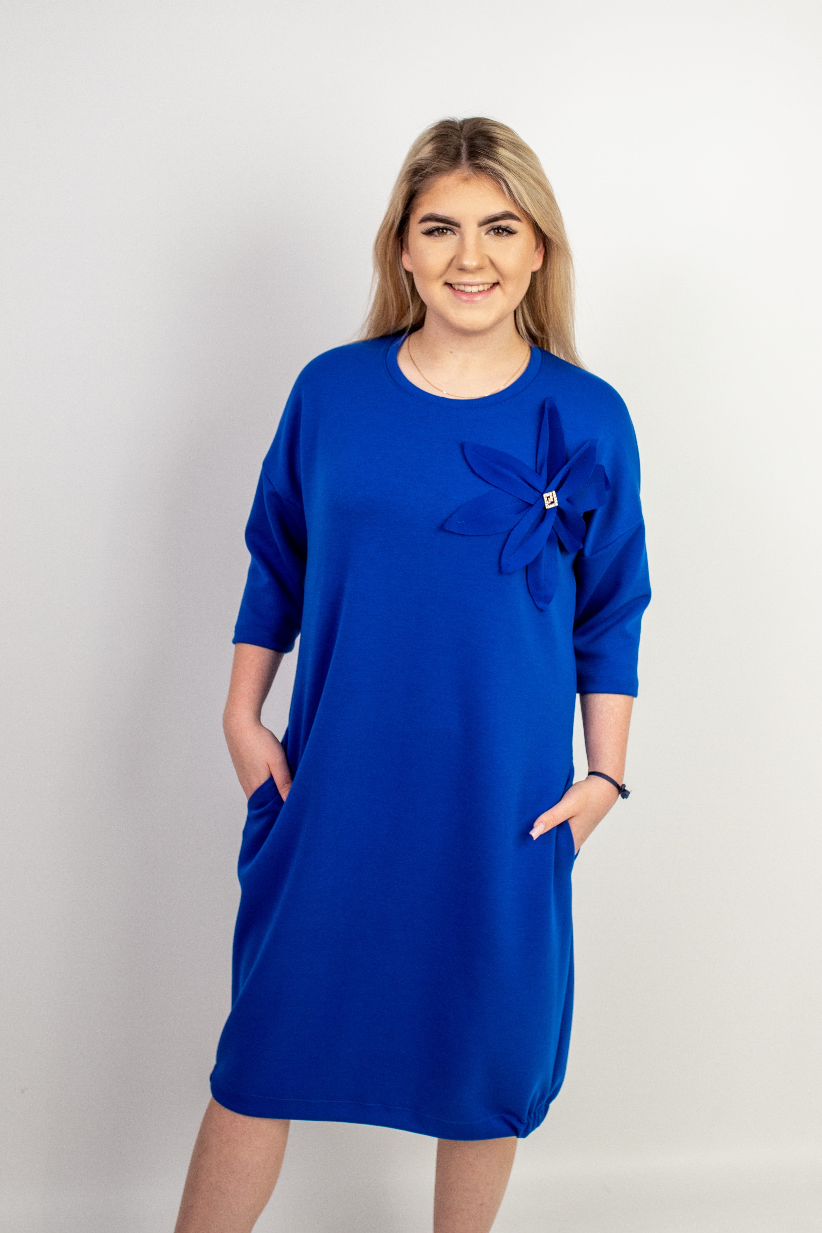 Sukienka oversize z dekoracyjnym kwiatem i kieszeniami masełko Chaber