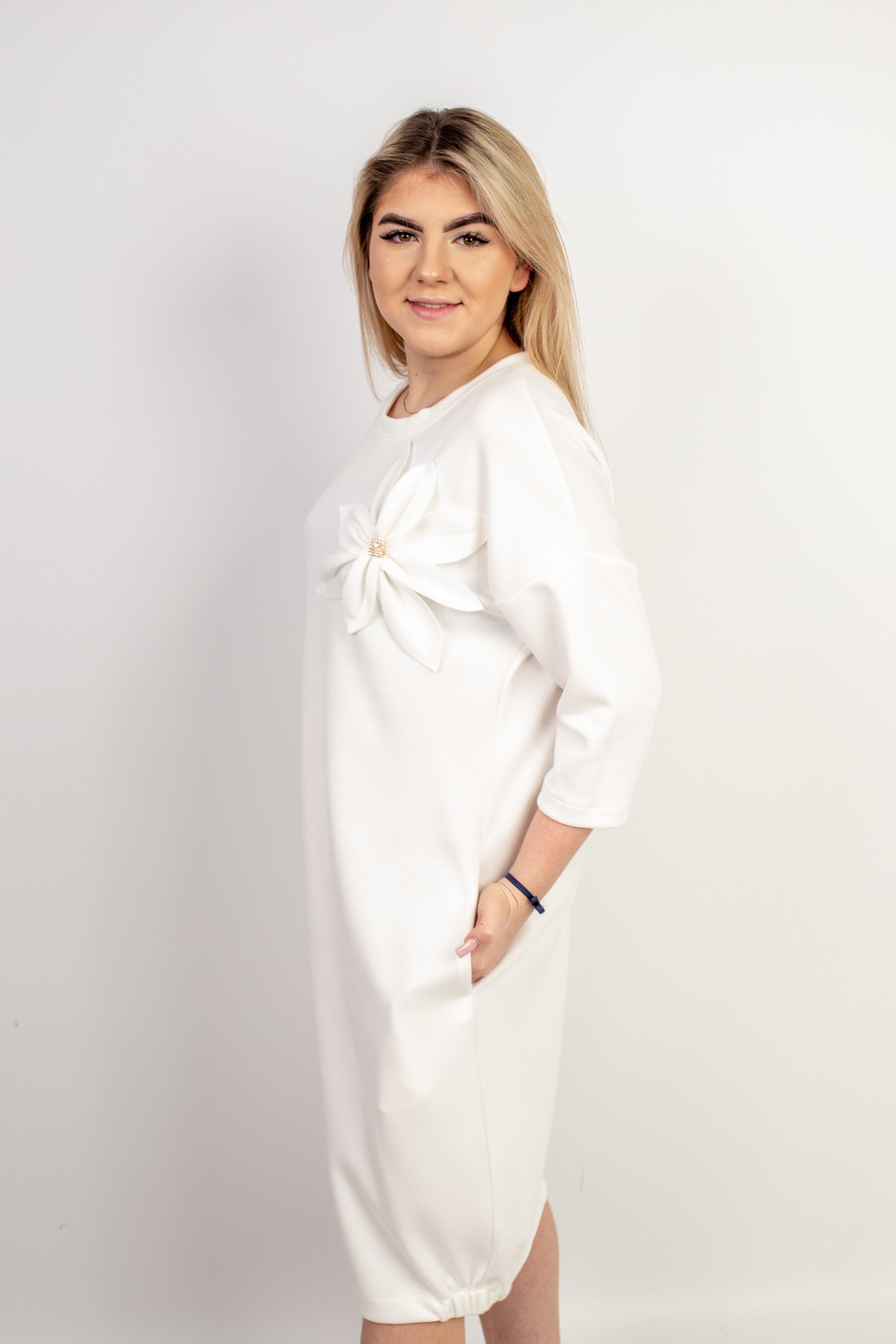 Sukienka oversize z dekoracyjnym kwiatem i kieszeniami masełko Krem