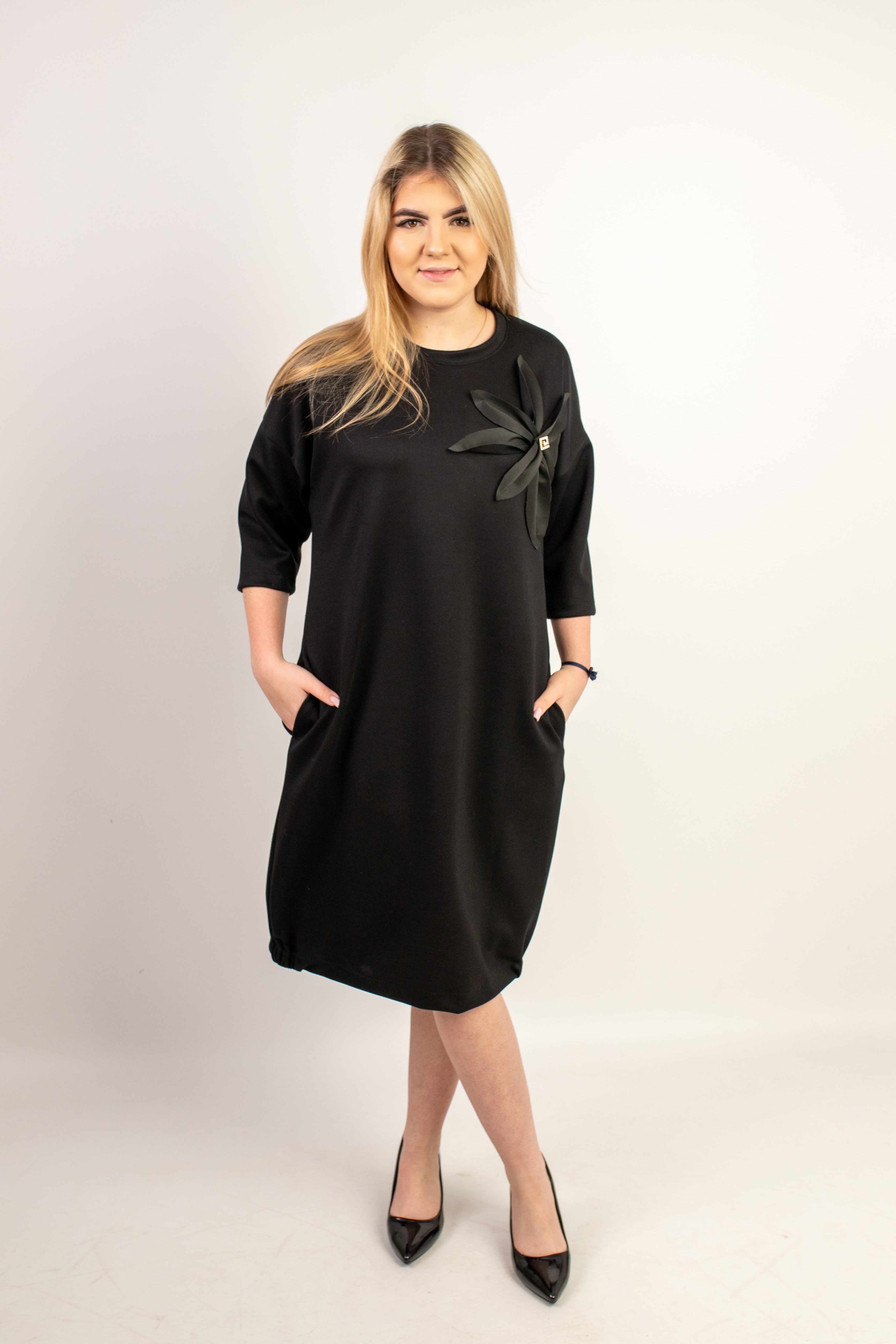 Sukienka oversize z dekoracyjnym kwiatem i kieszeniami masełko Czarny